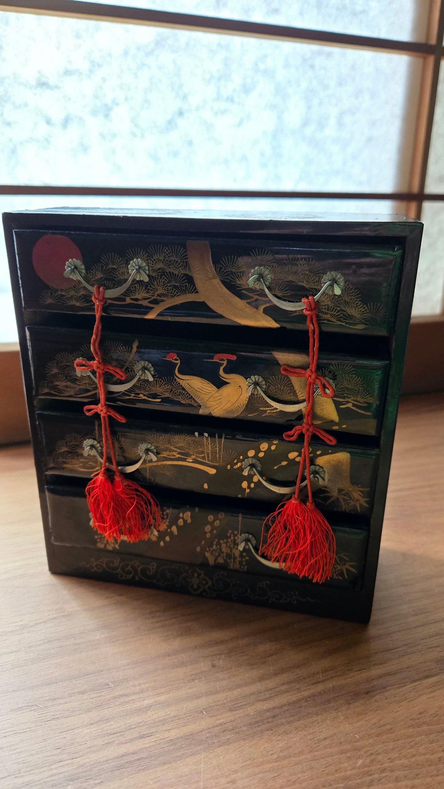 Petit tansu laqué pour poupées Hina Matsuri – Décor grues & pins – Meuble miniature japonais