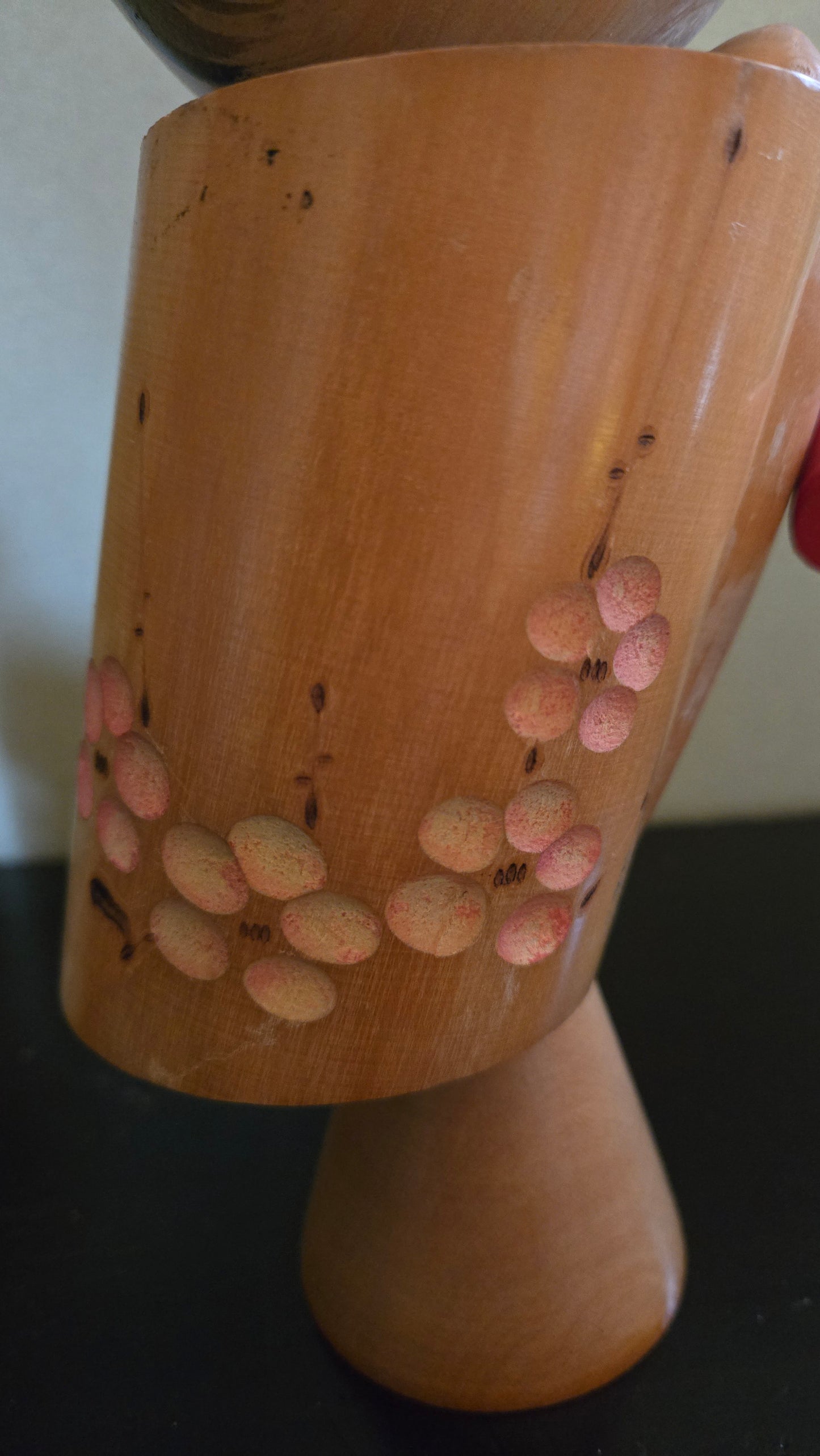 🎎✨ Kokeshi japonaise moderne – Jeune fille rêveuse au ruban rouge 🌸❤️