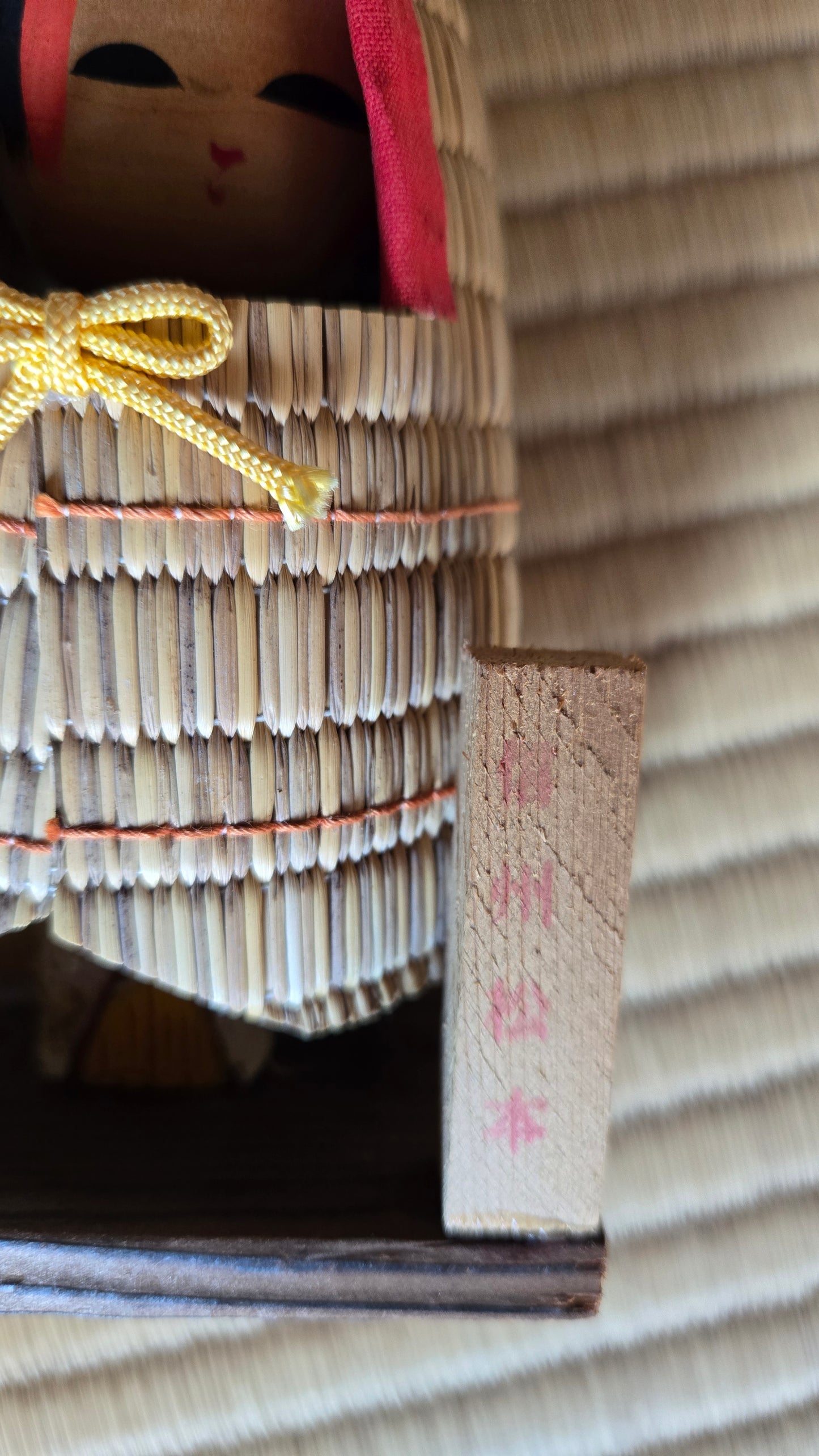 🪆 Poupée japonaise artisanale – Kokeshi en mino de paille – Pièce rare