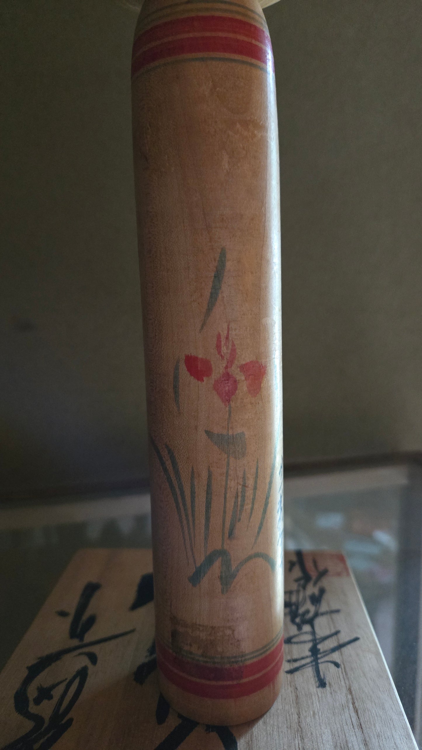 🪆 Kokeshi japonaise artisanale – Corps chrysanthèmes rouges – Style Tōgatta