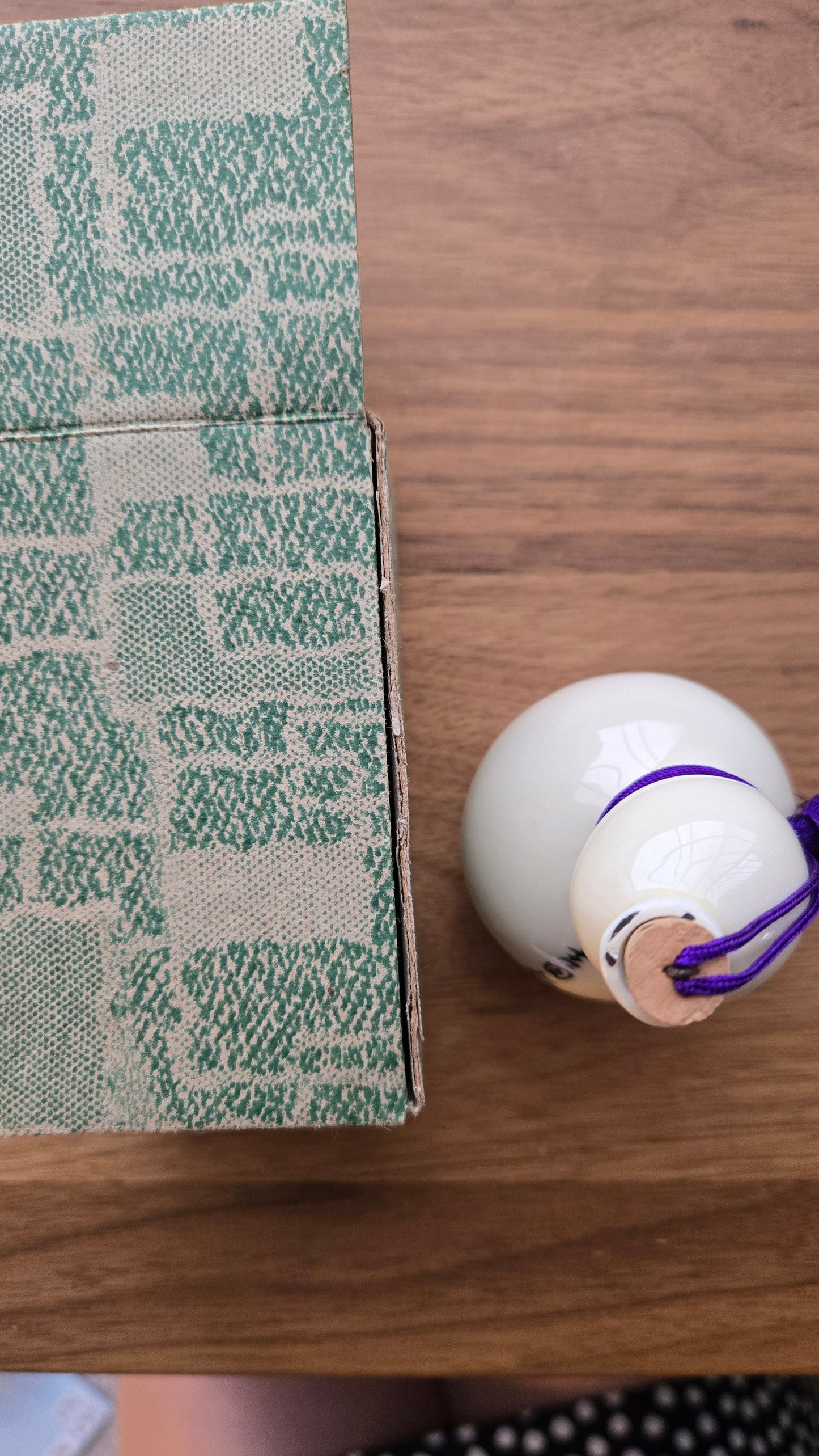 Clochette japonaise en porcelaine – forme gourde hyōtan, décor lettré, avec grelot
