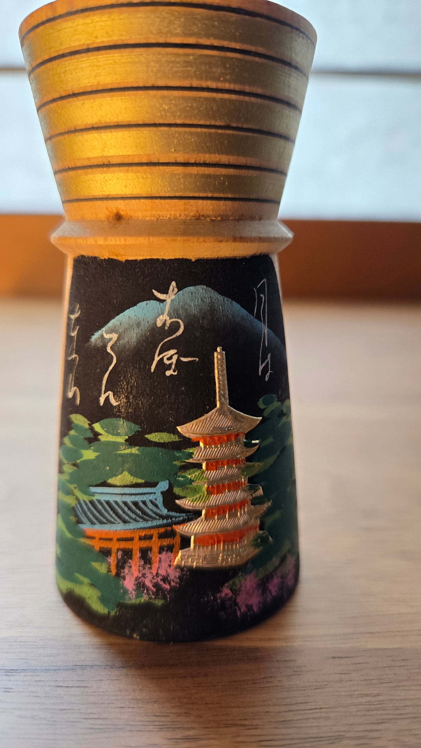 🪆 Kokeshi japonaise vintage — Pagode et temple 五重塔