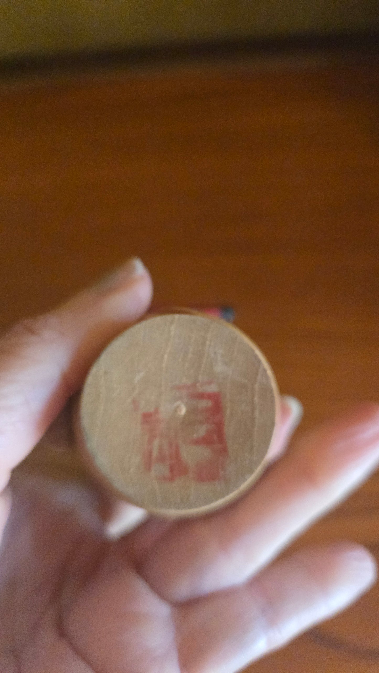 Kokeshi souvenir de Shiga Kōgen 🍂 — ombrelle rouge & chrysanthèmes, bois naturel, Nagano