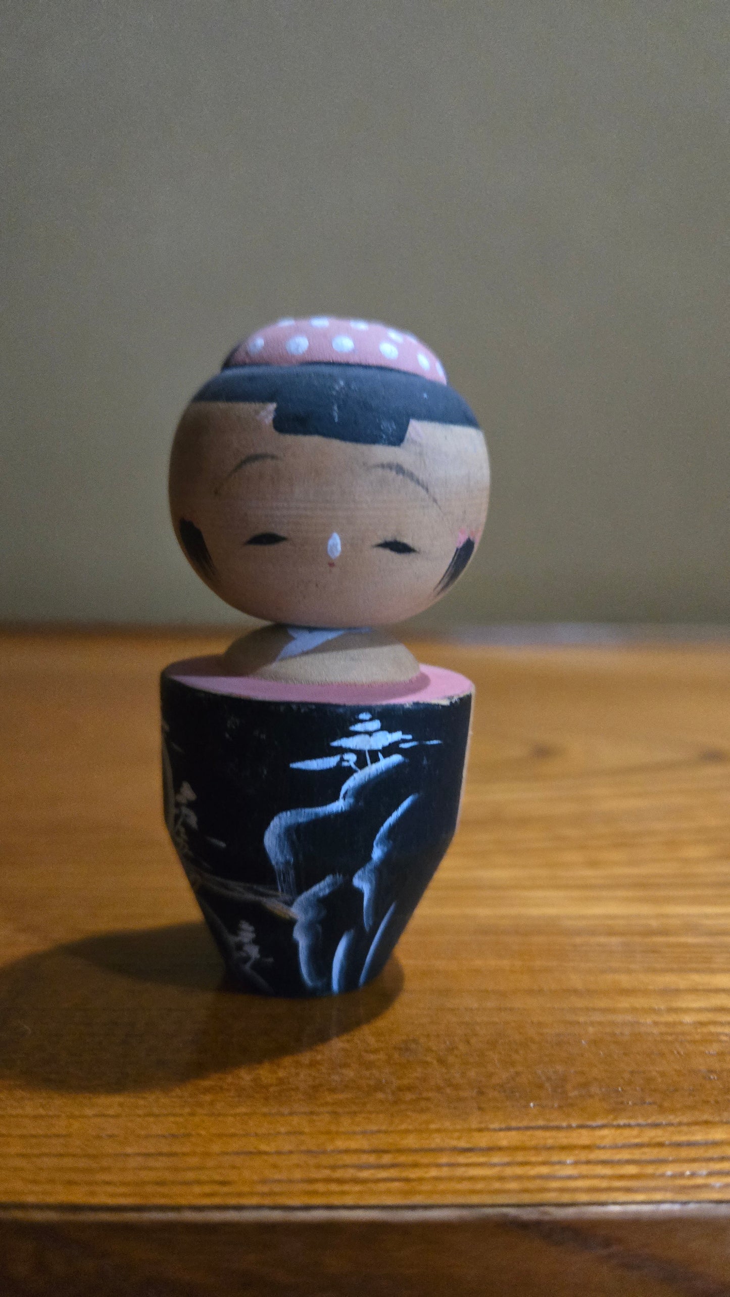 Kokeshi créative moderne 🌙 — paysage sumi-e sur laque noire
