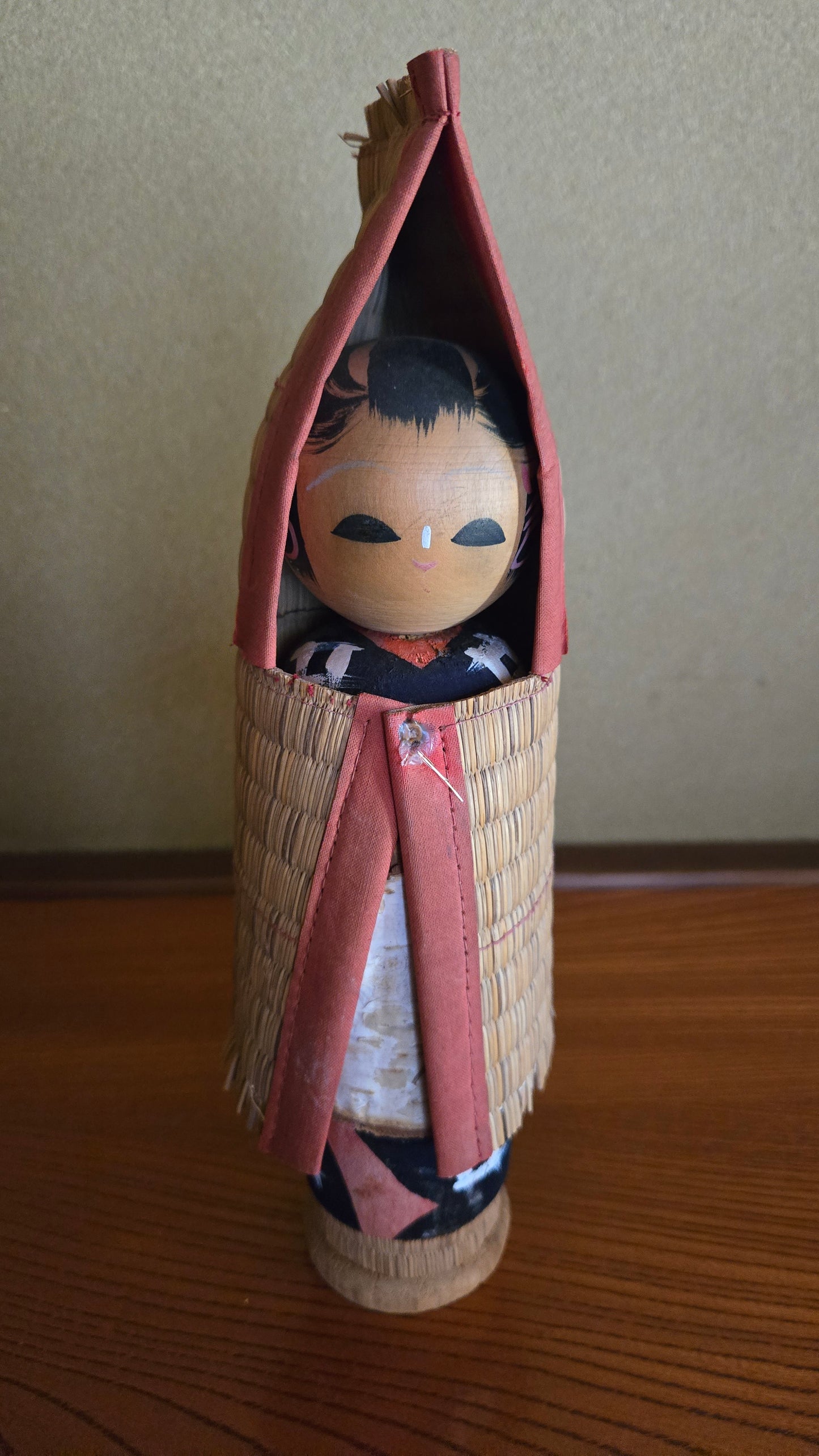 Kokeshi créative Mino-musume 🌾 — paysanne au mino de paille