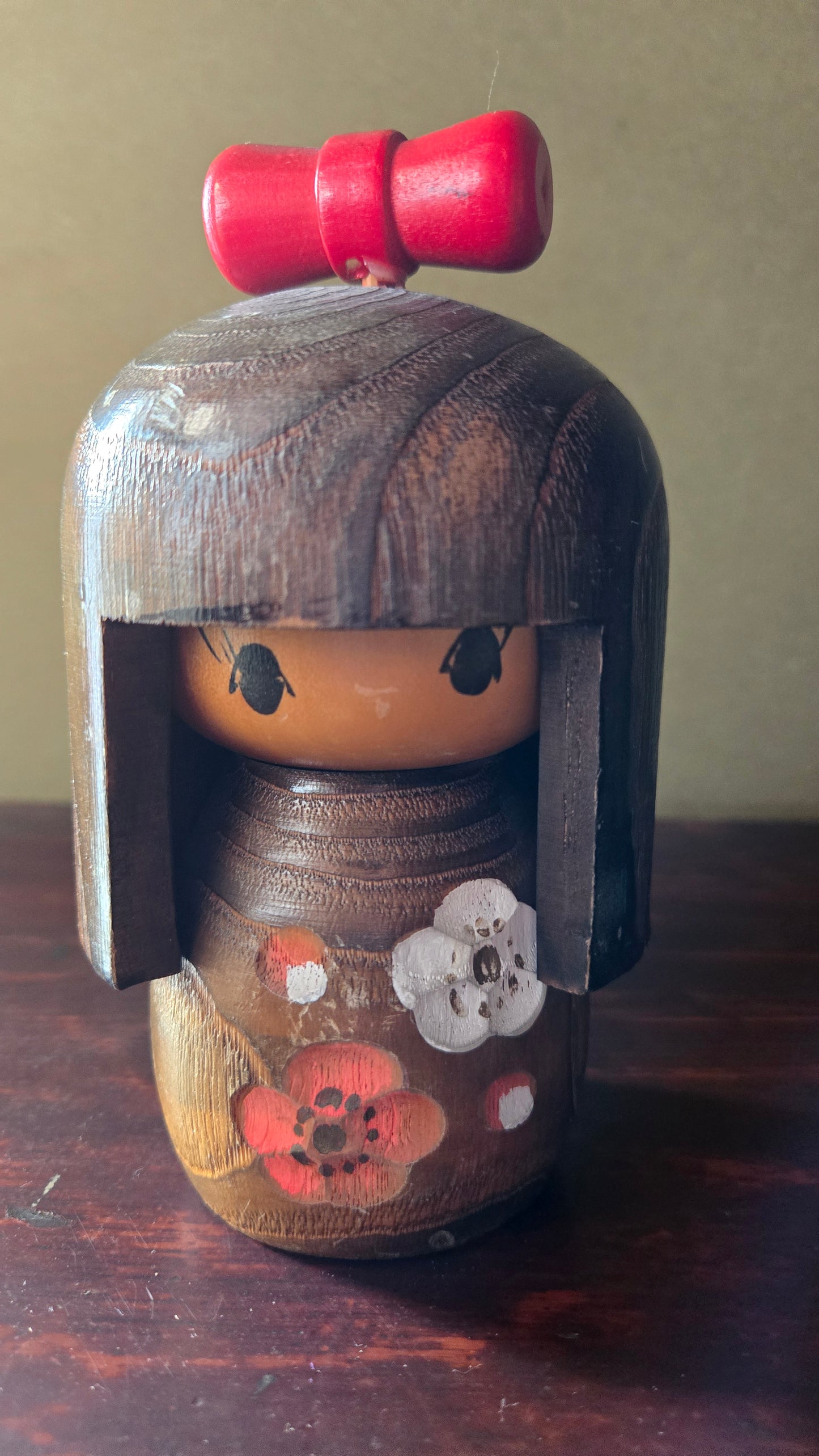 Kokeshi créative moderne 🌸 — nœud rouge sculpté
