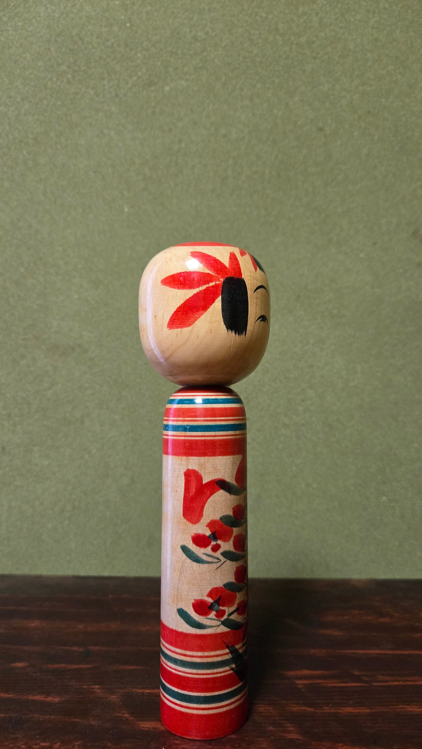Kokeshi traditionnelle style Tōgatta 🍁 — feuilles d'érable rouge et vert