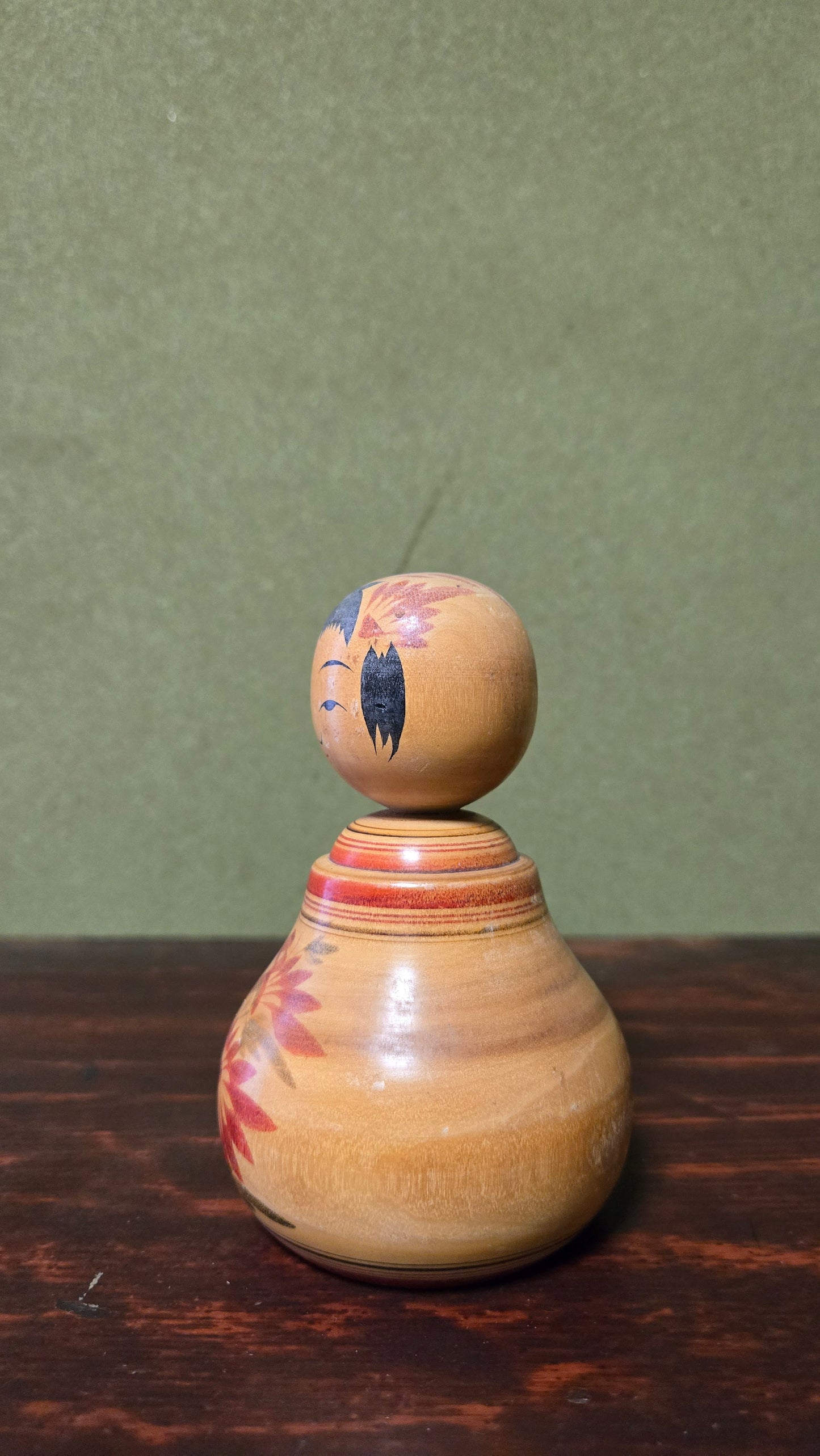 Kokeshi traditionnelle style Yajirō 🌸 — corps en gourde, chrysanthèmes rouge et vert, bois ocre, 11 cm