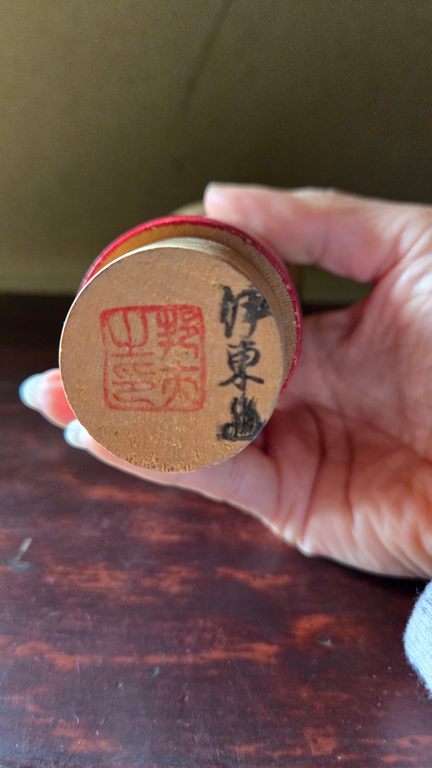 Kokeshi créative style Kijiyama 🌸 — manches rouges à fleurs dorées, bois naturel, 20 cm