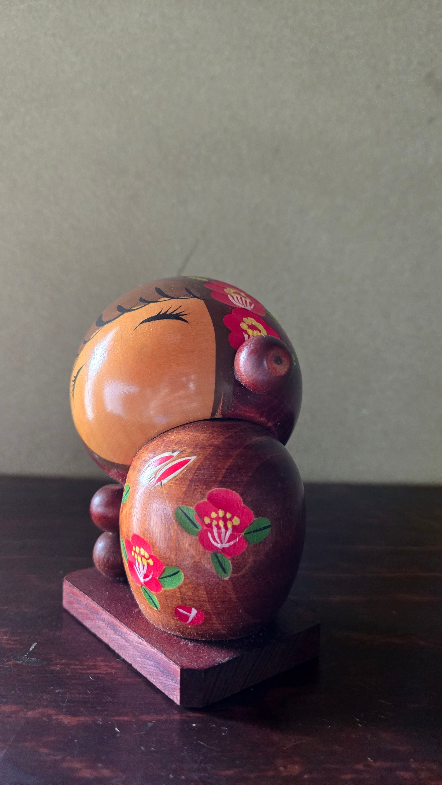 Kokeshi sōsaku 🌺 — sculpture deux sphères, camélias rouges, bois acajou laqué, 13 cm