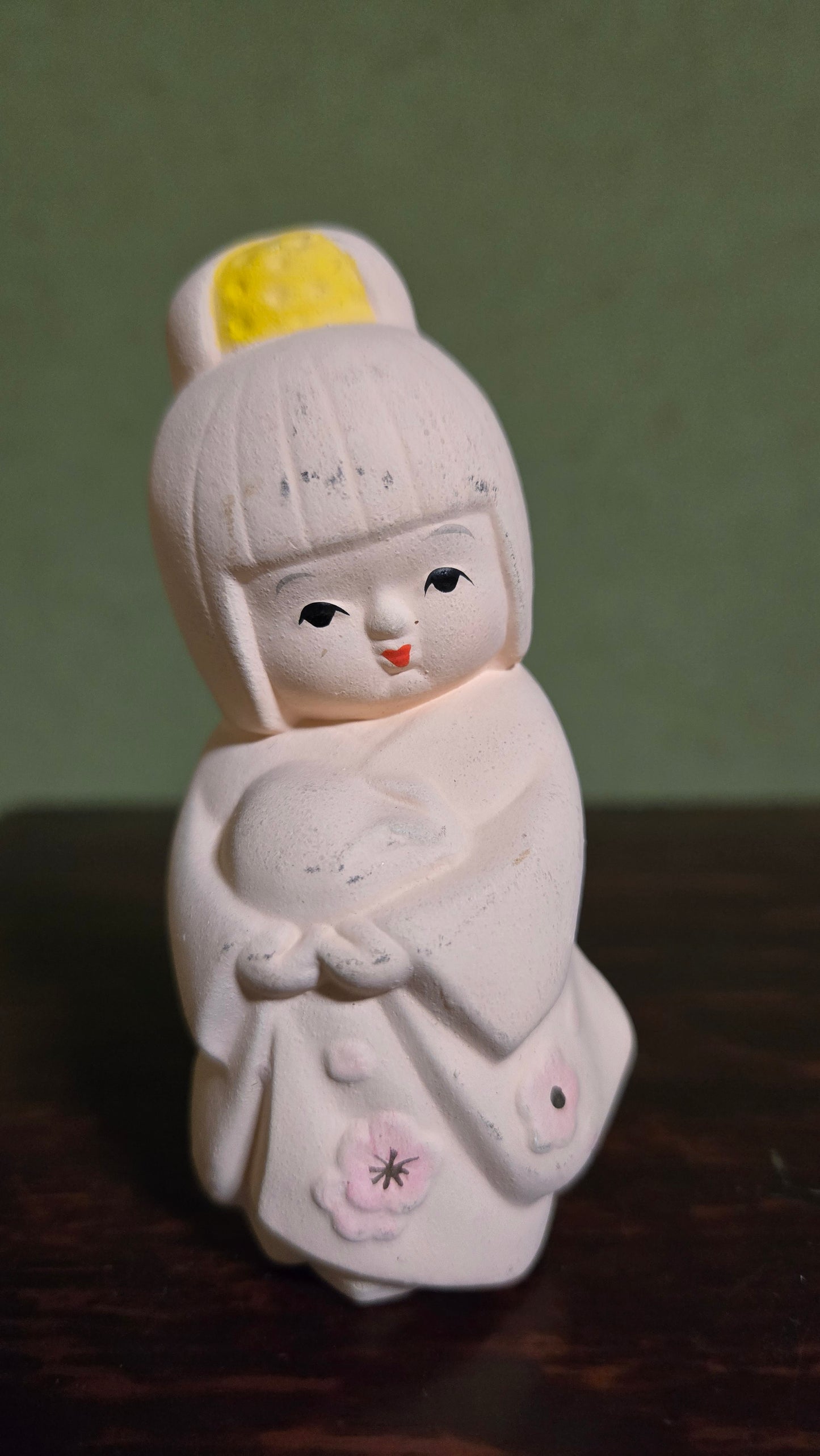 Poupée Kyō ningyo 京人形 🌸 — kimono blanc, fleurs jaunes & kanzashi rose, plâtre peint