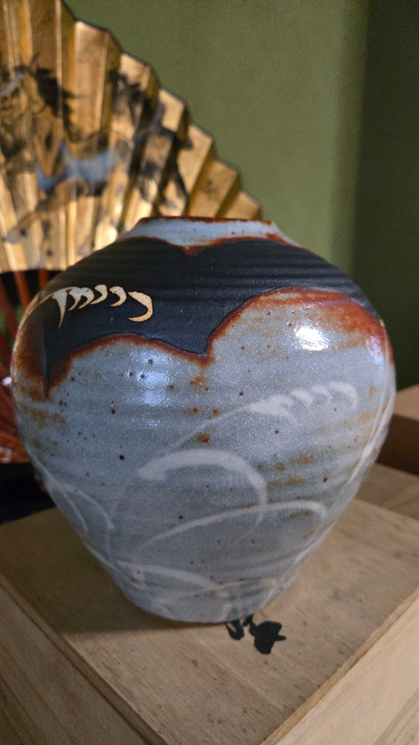 Vase Shigaraki-yaki 信楽焼 🏺 — glaçure bleu-gris & rouille