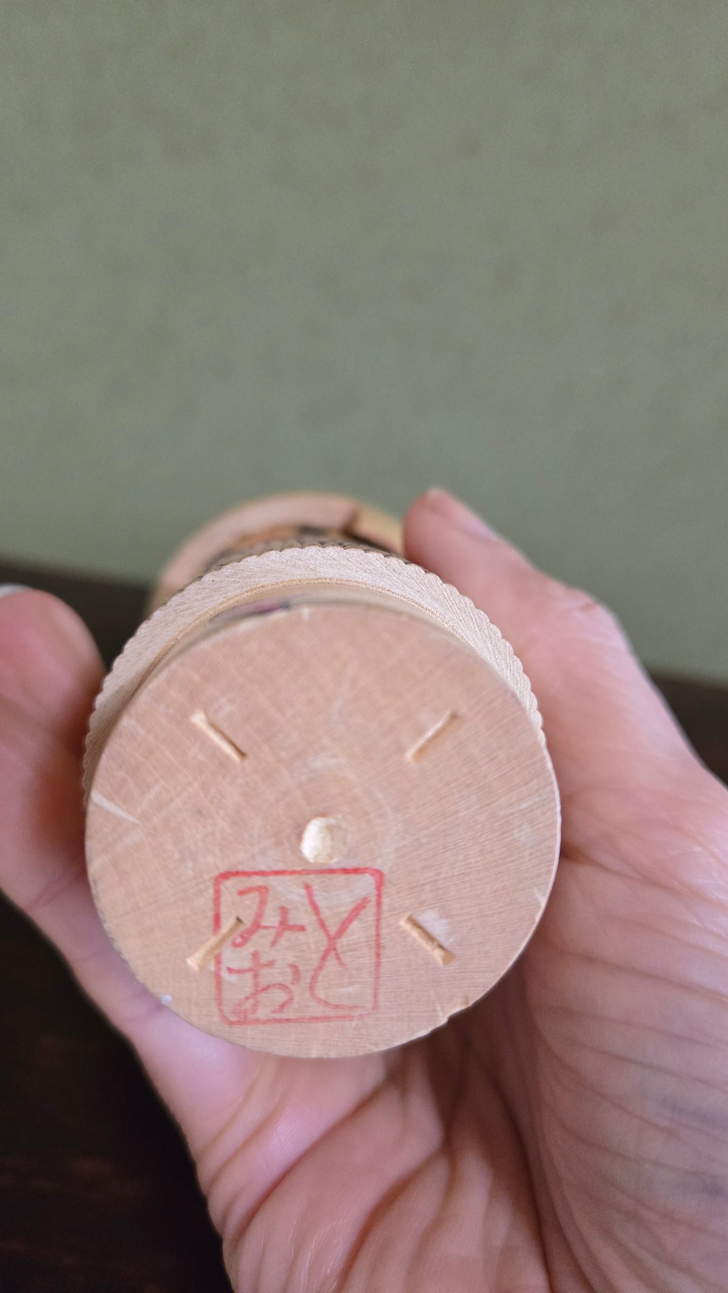 🪆 Kokeshi japonaise artisanale – Fleurs de prunier – Coiffure à frange – Sosaku
