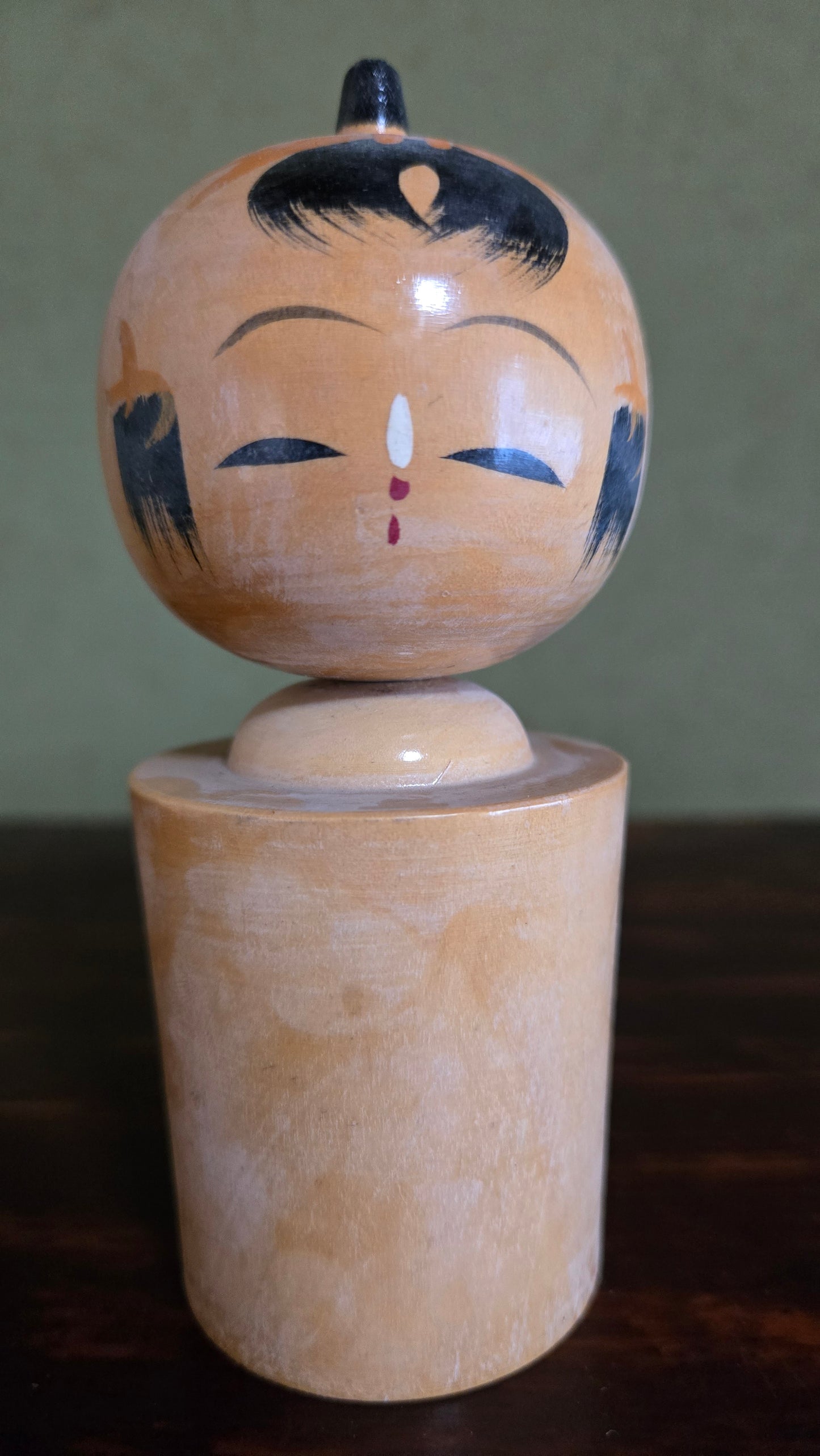 Kokeshi créative 🪵 — visage expressif, bois naturel ocre, corps épuré non décoré, chignon pointu, 12 cm