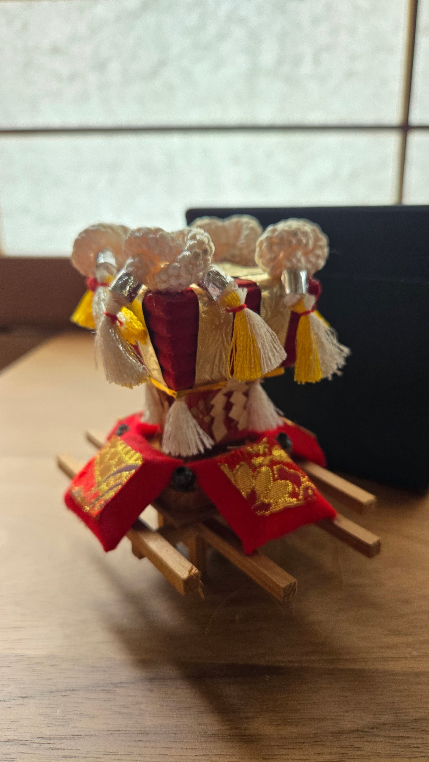 Taiko-dai 太鼓台 🏮 — char de festival miniature, brocart rouge & or, pompons, boîte d'origine, artisanat folklorique japonais
