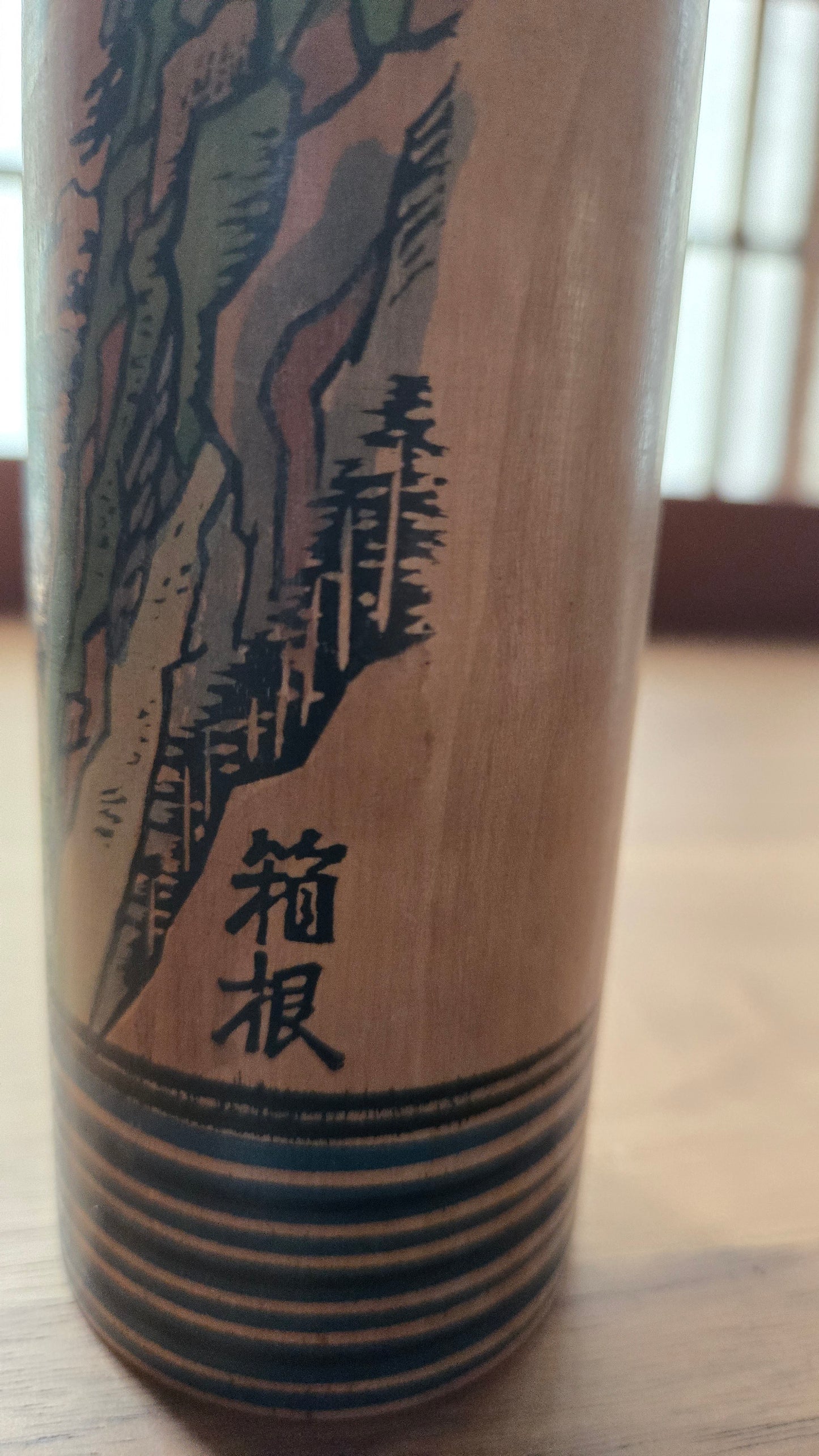Kokeshi créative Hakone 箱根 🗻 — paysage ukiyo-e, Mont Fuji, vers calligraphiés, bandes bleues, 14 cm