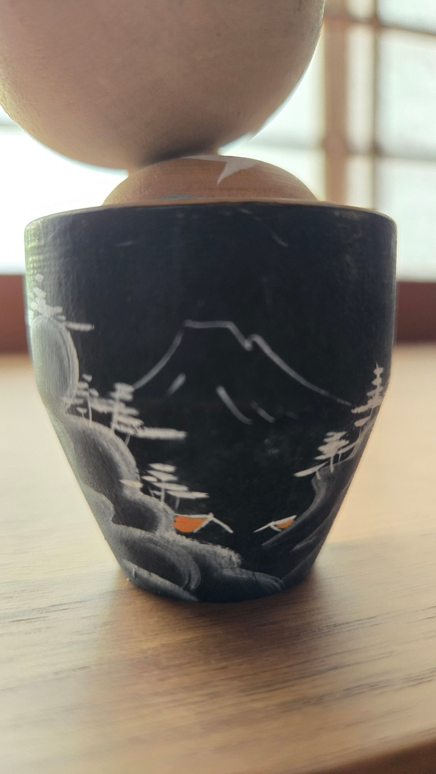 🪆 Kokeshi japonaise — Paysage nocturne laqué noir, mont Fuji & pins, style sumi-e — Vintage