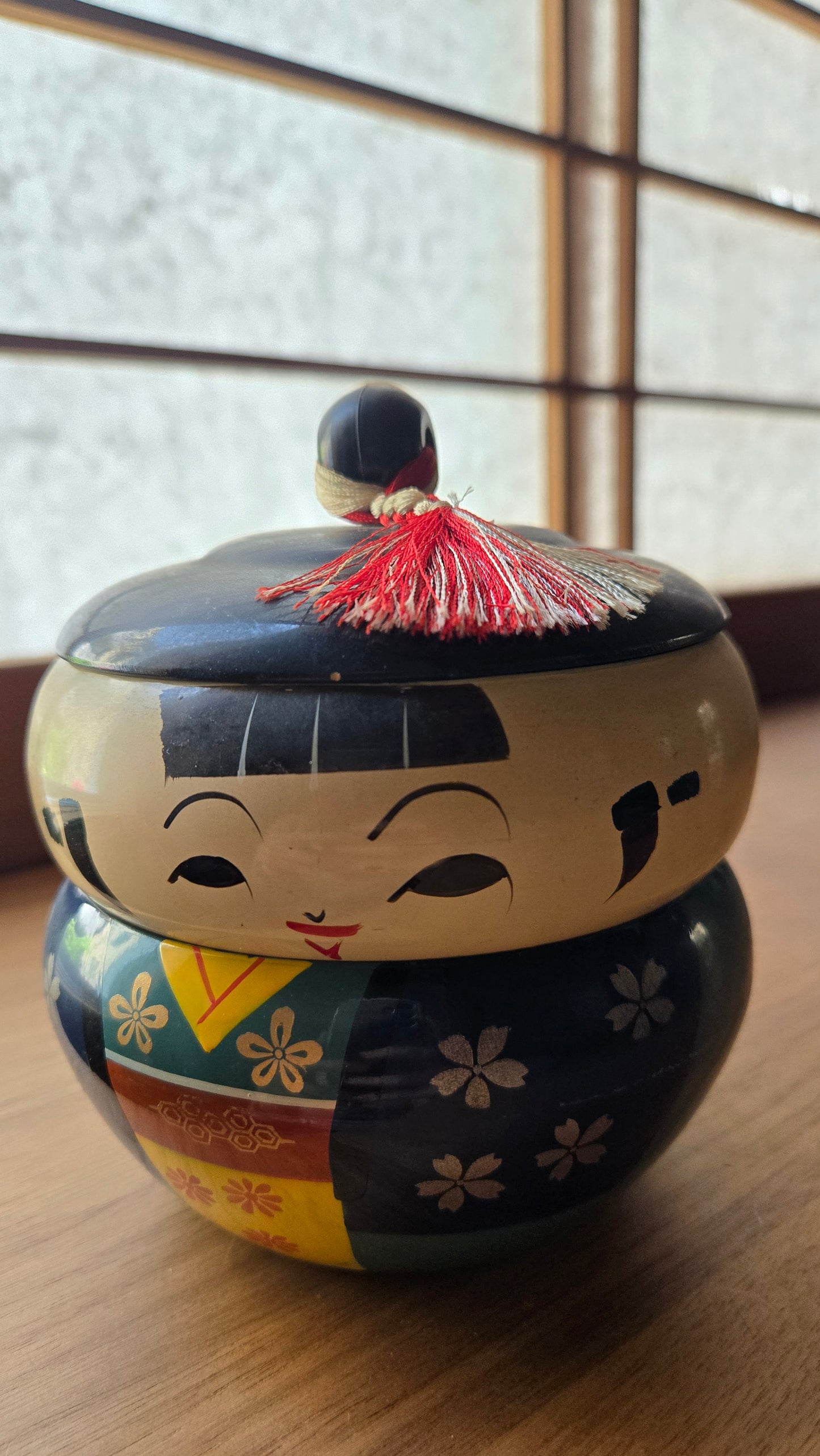 🪆 Boîte à couvercle en bois laqué — Visage de kokeshi — Motifs kimono et sakura
