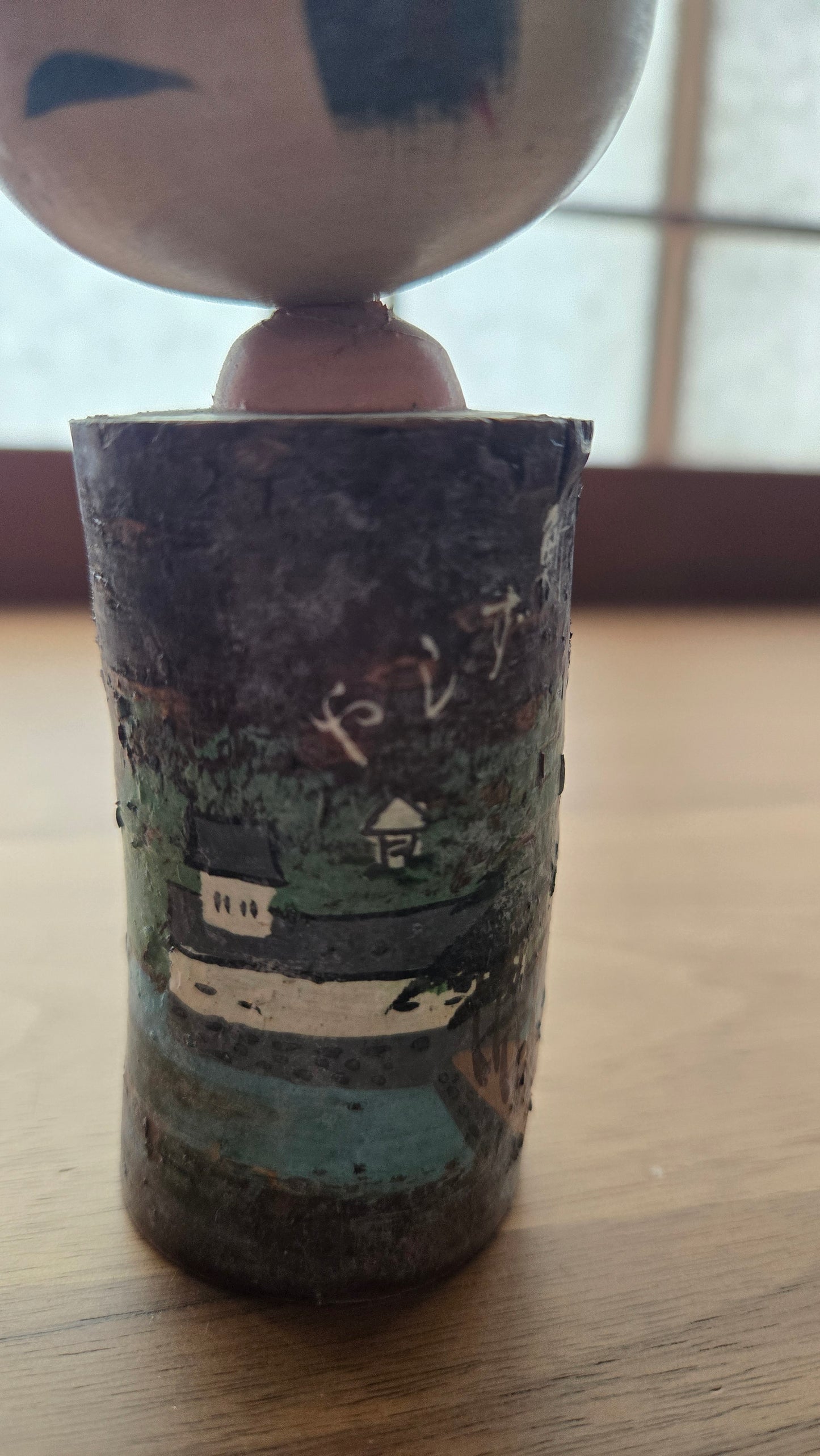 🪵 Kokeshi sōsaku sur tronc naturel — Corps en écorce peinte