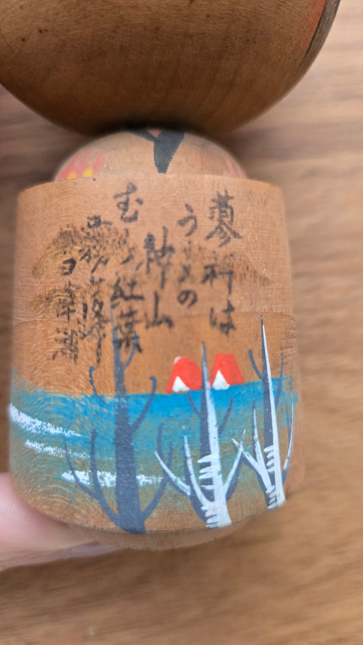 🪆 Kokeshi sōsaku — Paysage de village hivernal | Poème peint sur le corps