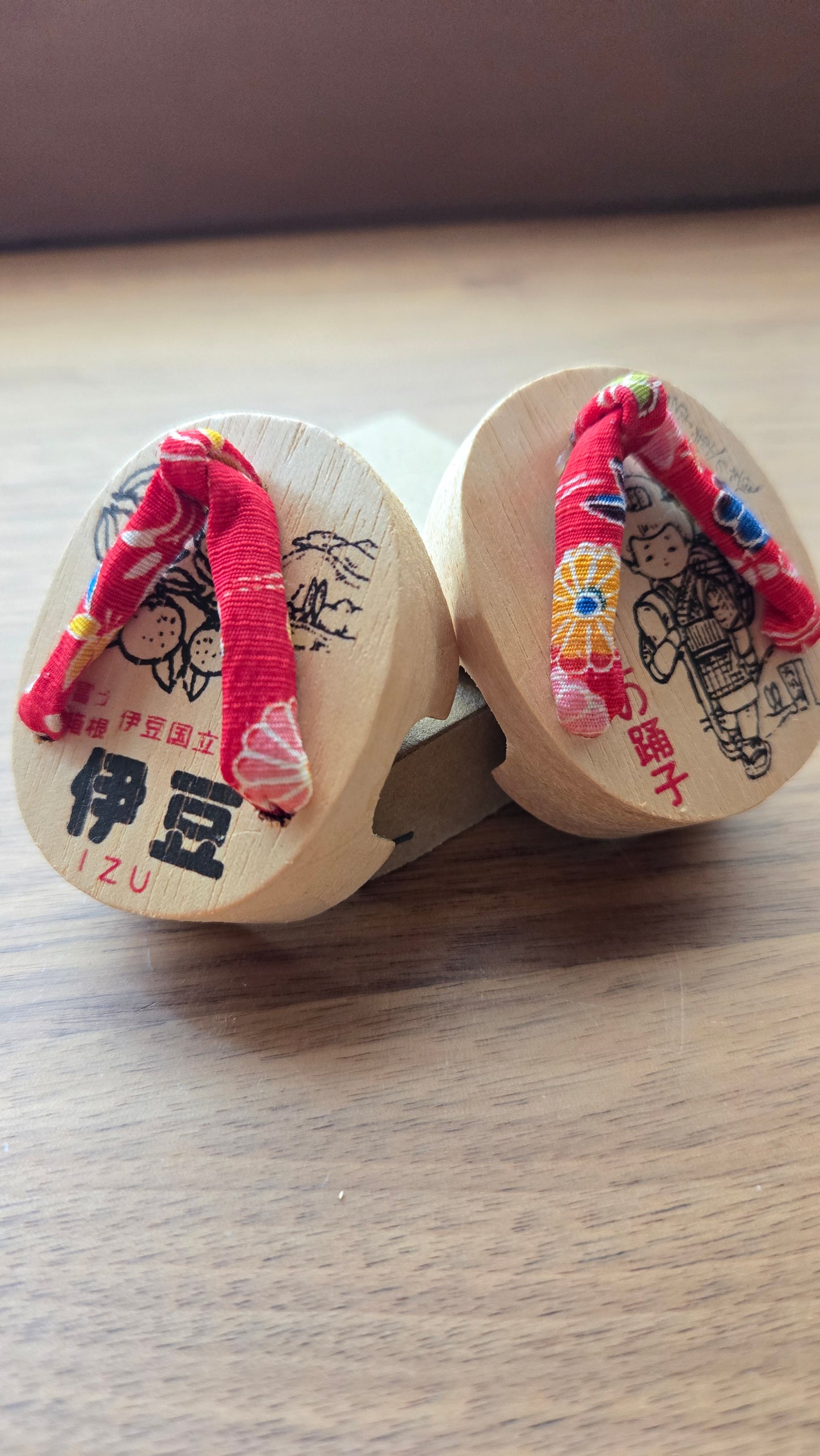🩴 Paire de geta miniatures en bois — Souvenir d'Izu — Sangles en tissu fleuri rouge🩴 Paire de geta miniatures en bois — Souvenir d'Izu — Sangles en tissu fleuri rouge