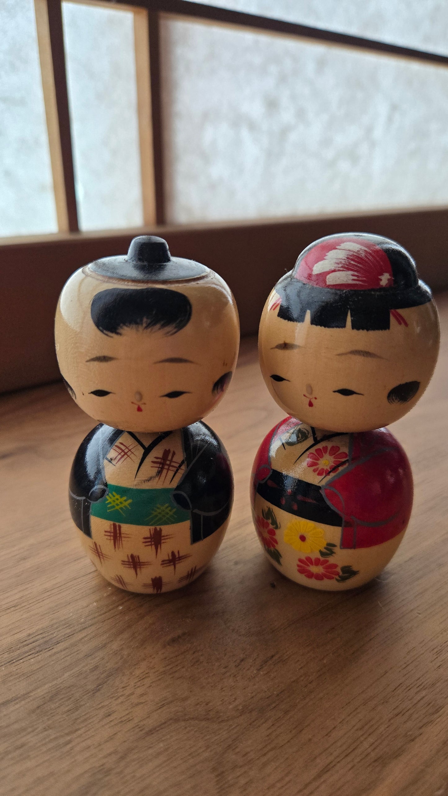 Couple en kimono🪆 Duo de kokeshi sōsaku — « Sanzun Maru » — Iwasaki Nobue