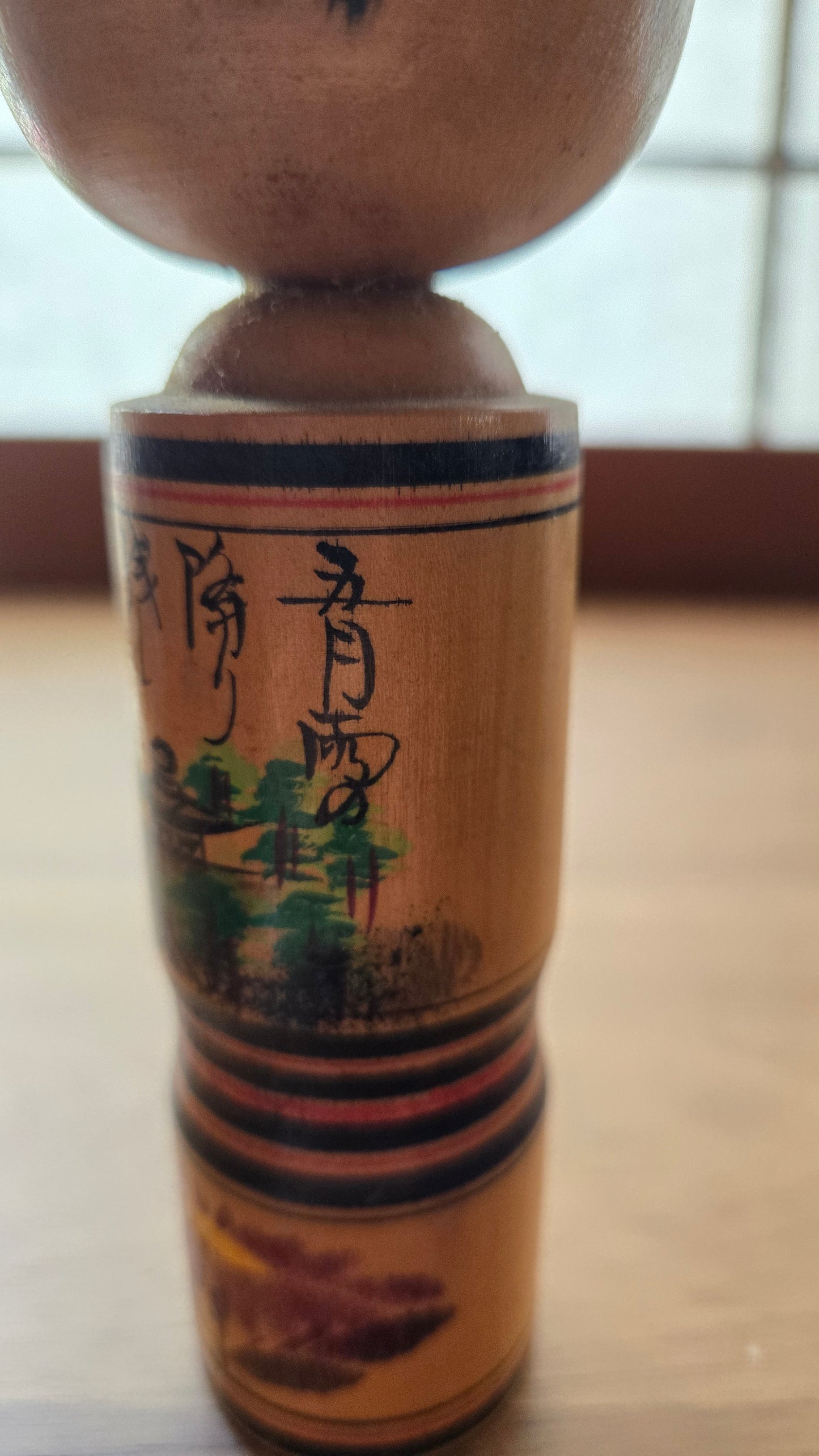 🪆 Kokeshi sōsaku — Paysage de temple et feuillage d'automne — Signée — 15 cm