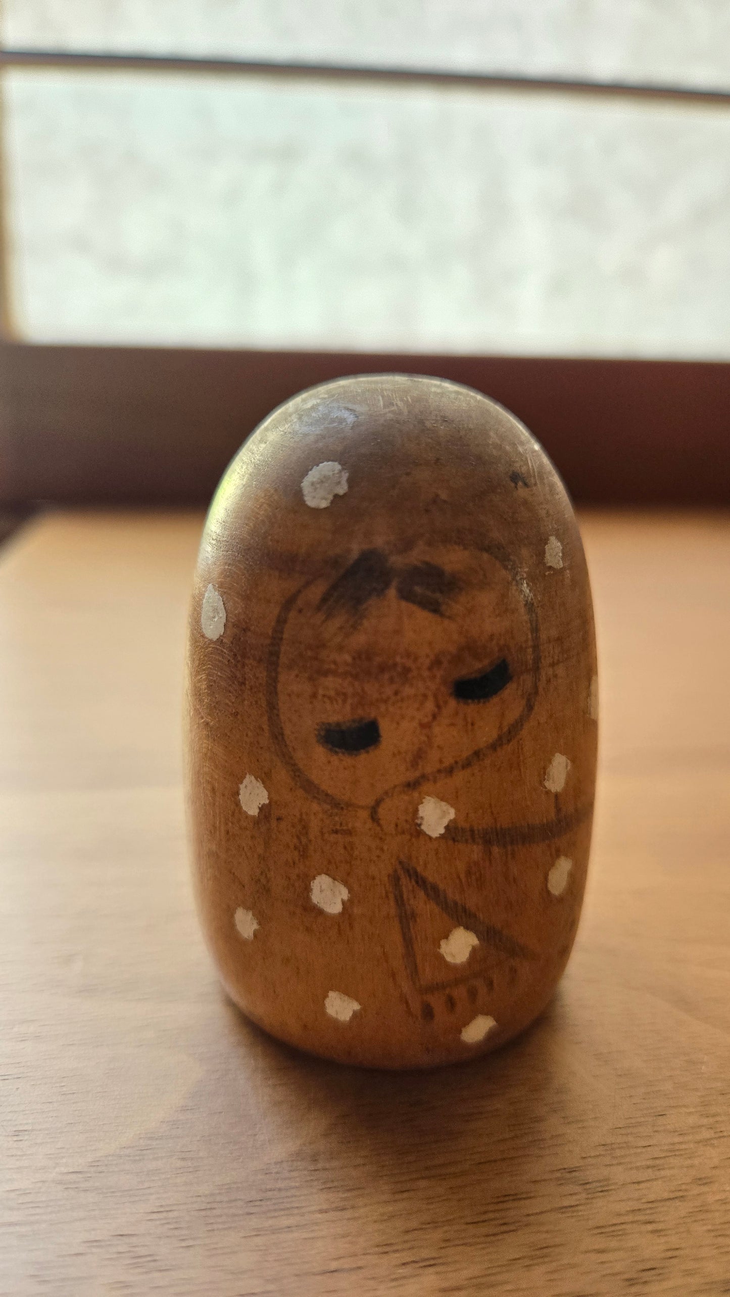 🪵 Kokeshi boule — Hiver (冬) — Série Quatre Saisons 四季 | H 7 cm