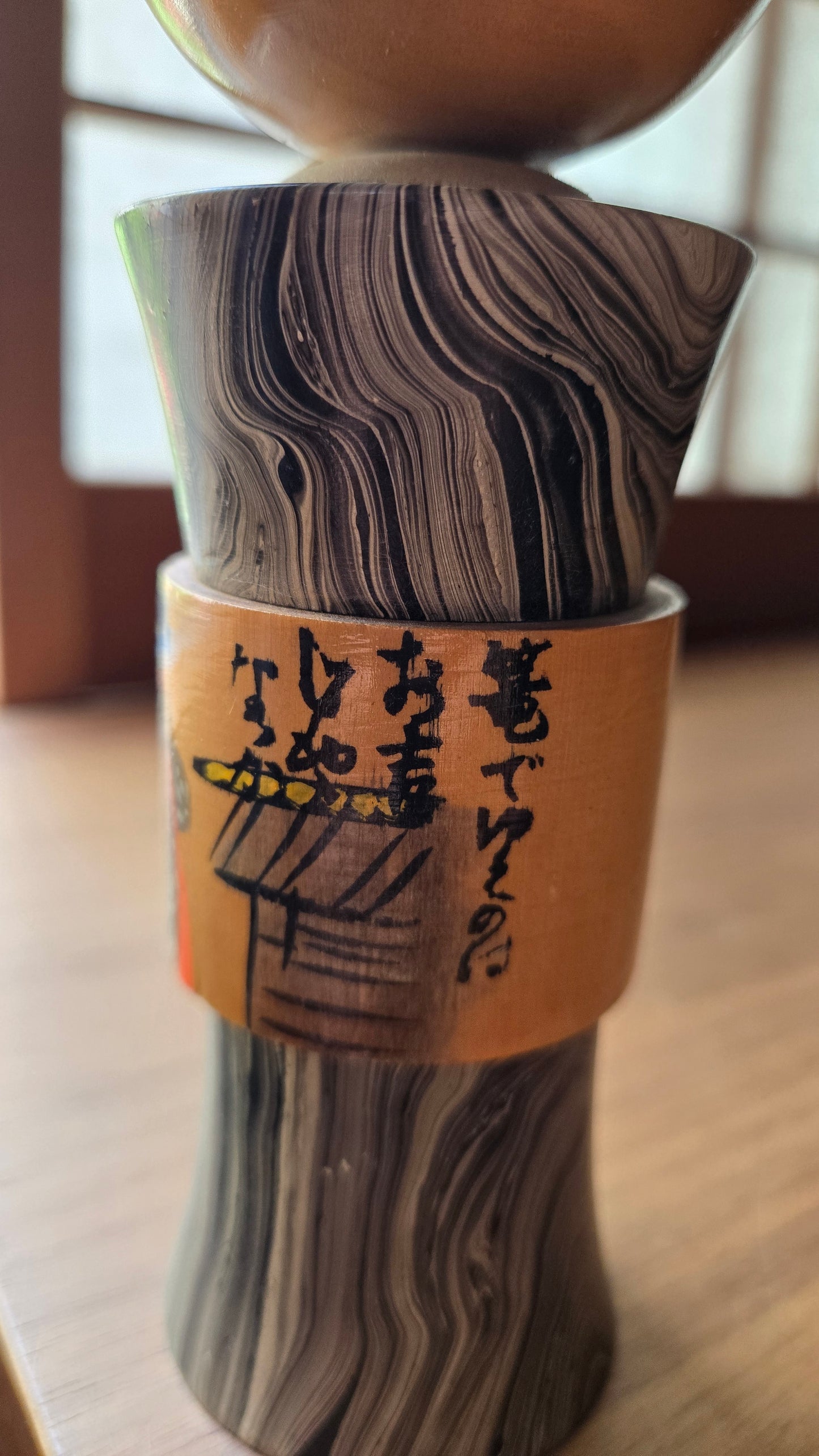 🪆 Kokeshi sōsaku — bois veiné et ceinture peinte ukiyo-e ↕ 18 cm