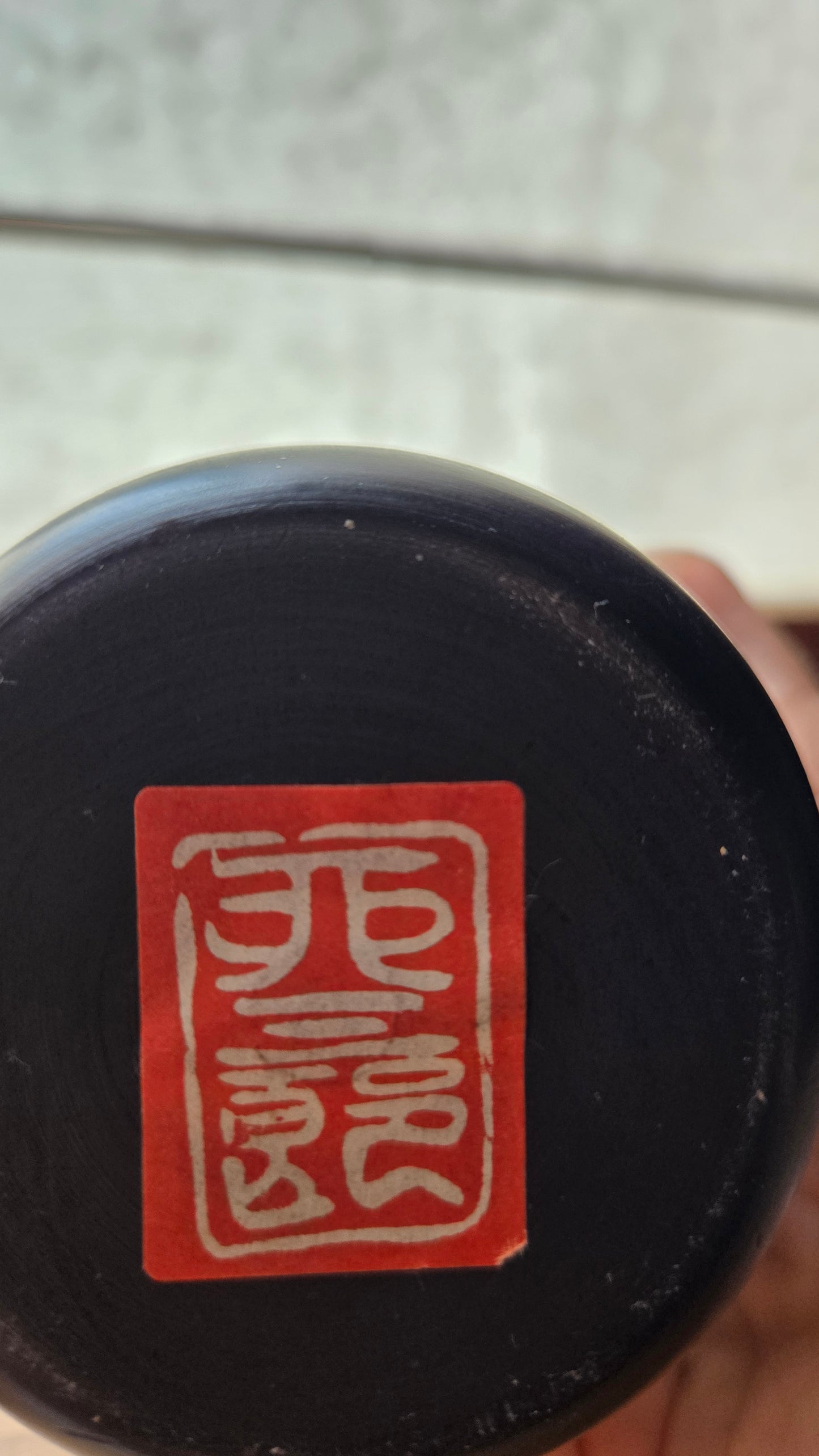 🪆 Kokeshi Sōsaku — bois sombre & feuilles d'érable rouge, signée — 19 cm
