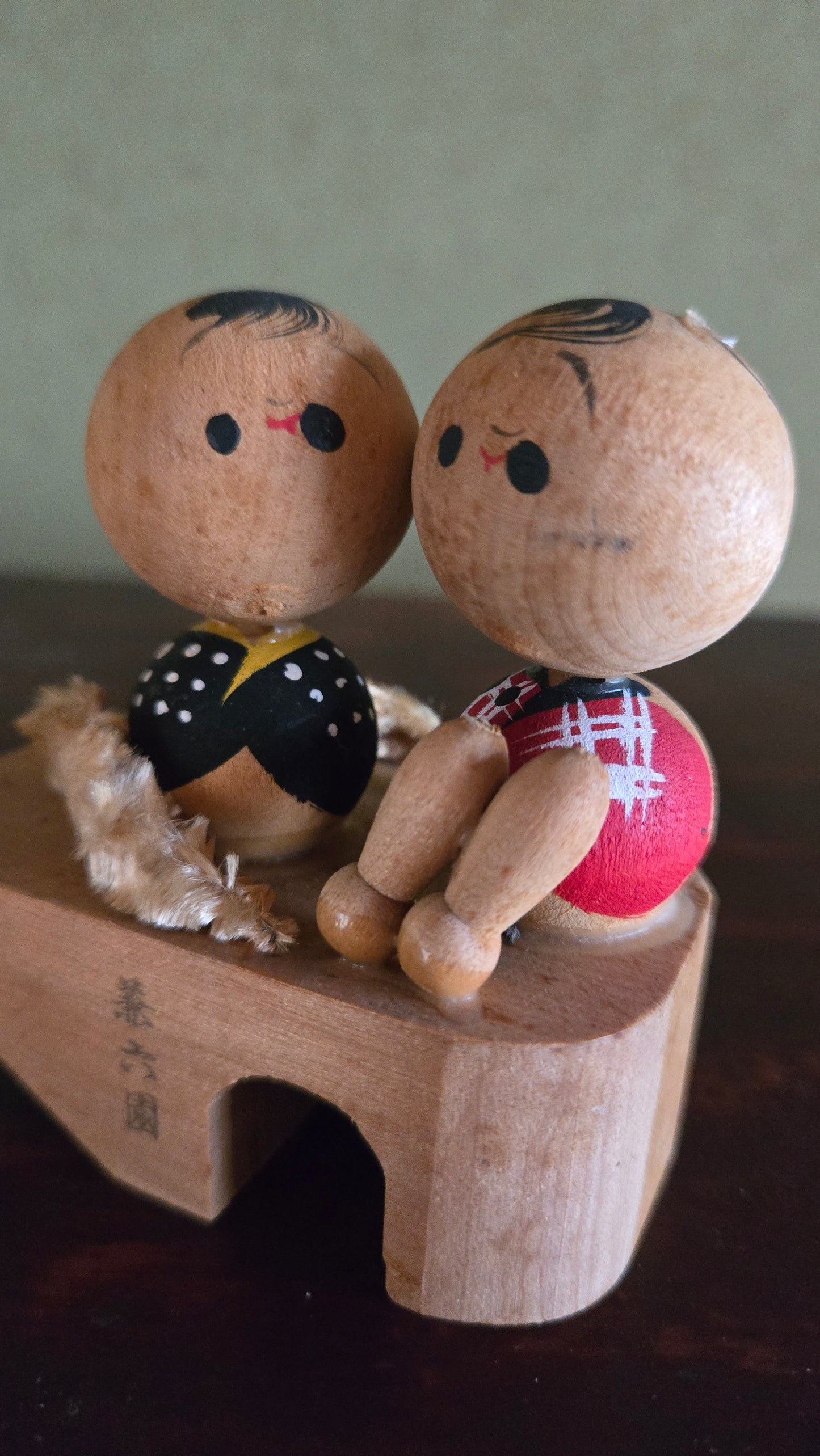👘 Duo de figurines Sōsaku assis sur une geta — signature Yōchikuen