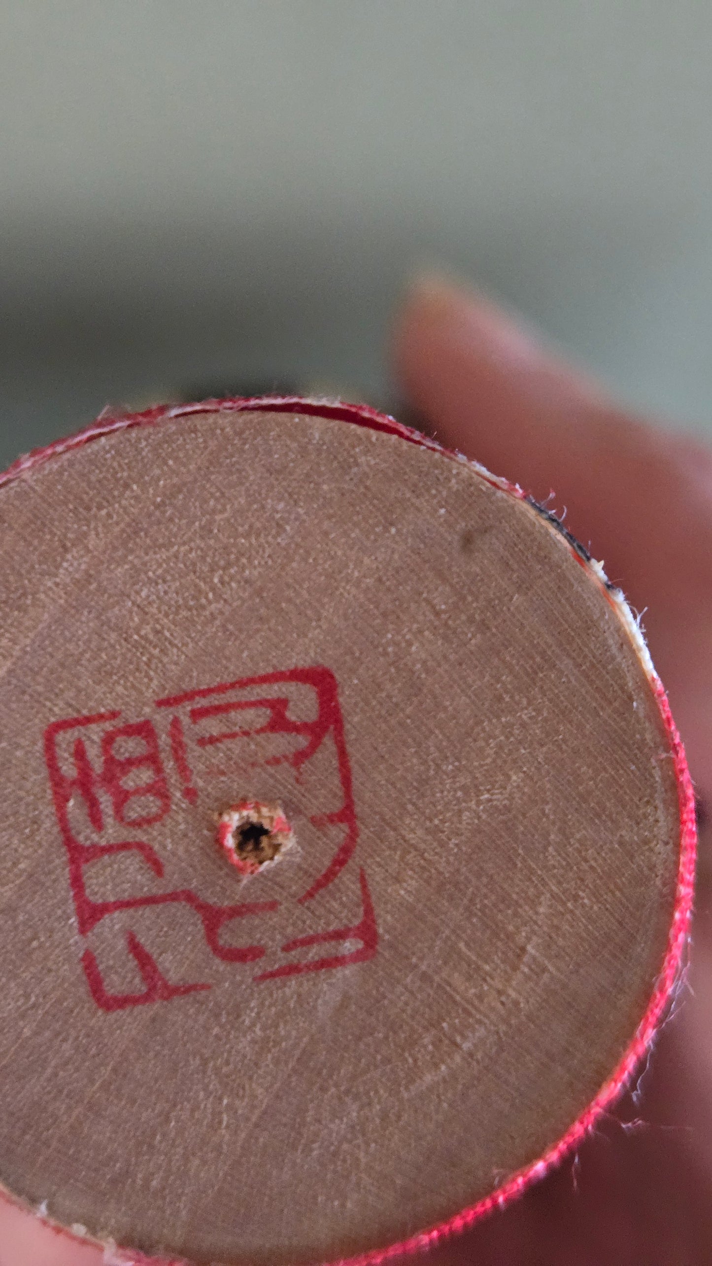 🪆 Kokeshi souvenir — Scène de sanctuaire peinte à la main