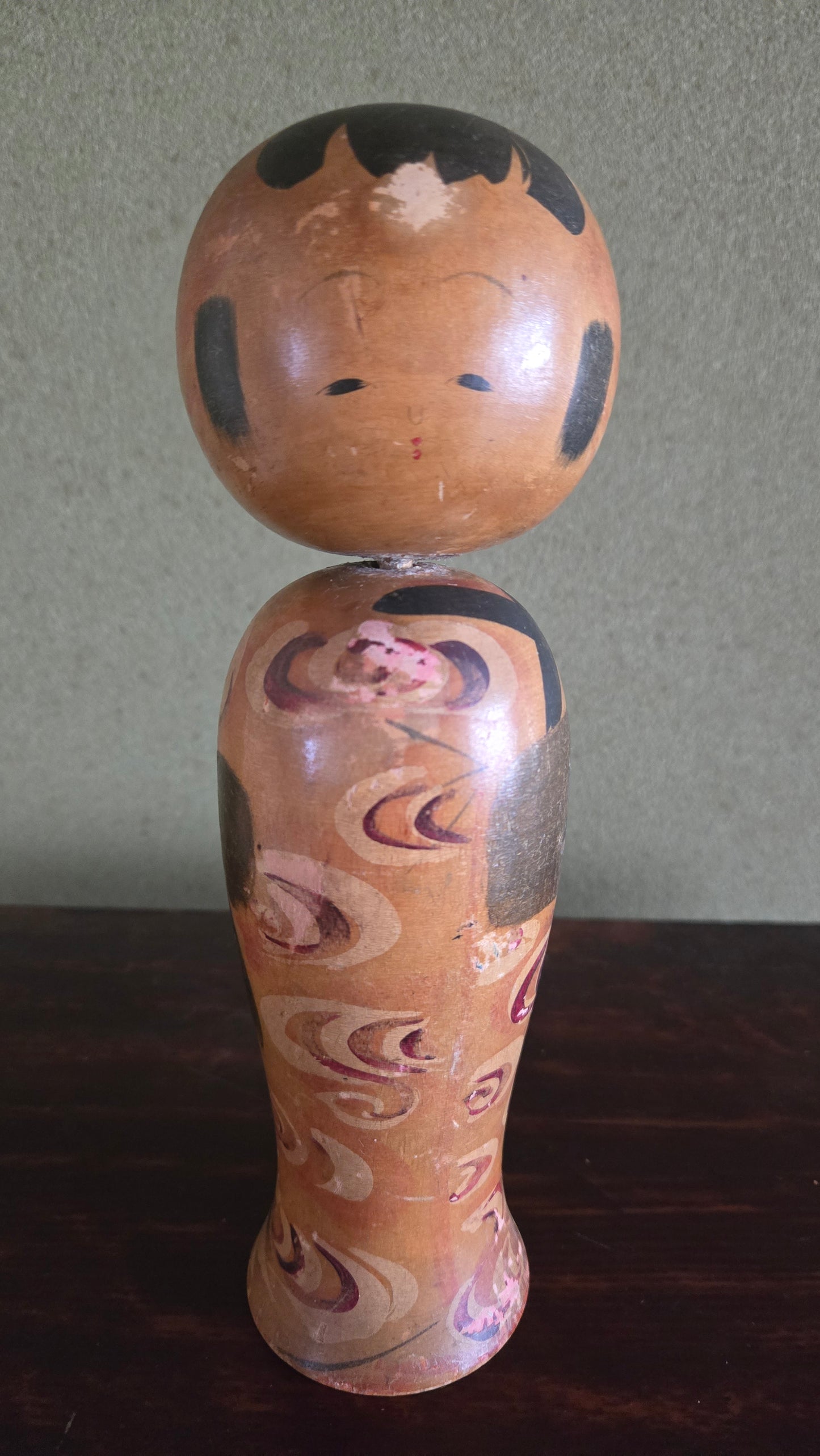 🪆 Kokeshi ancienne en bois tourné — Motif vagues rose