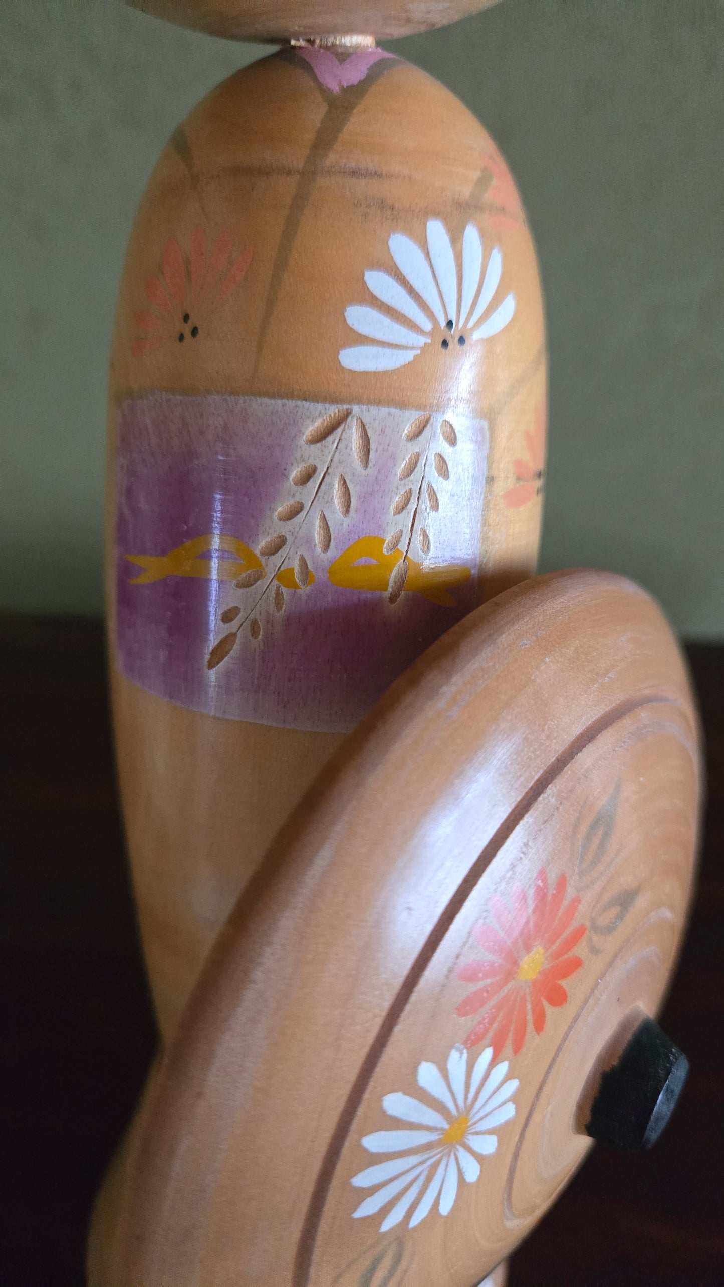 🌸 Kokeshi sōsaku au grand chapeau fleuri — glycine et chrysanthèmes