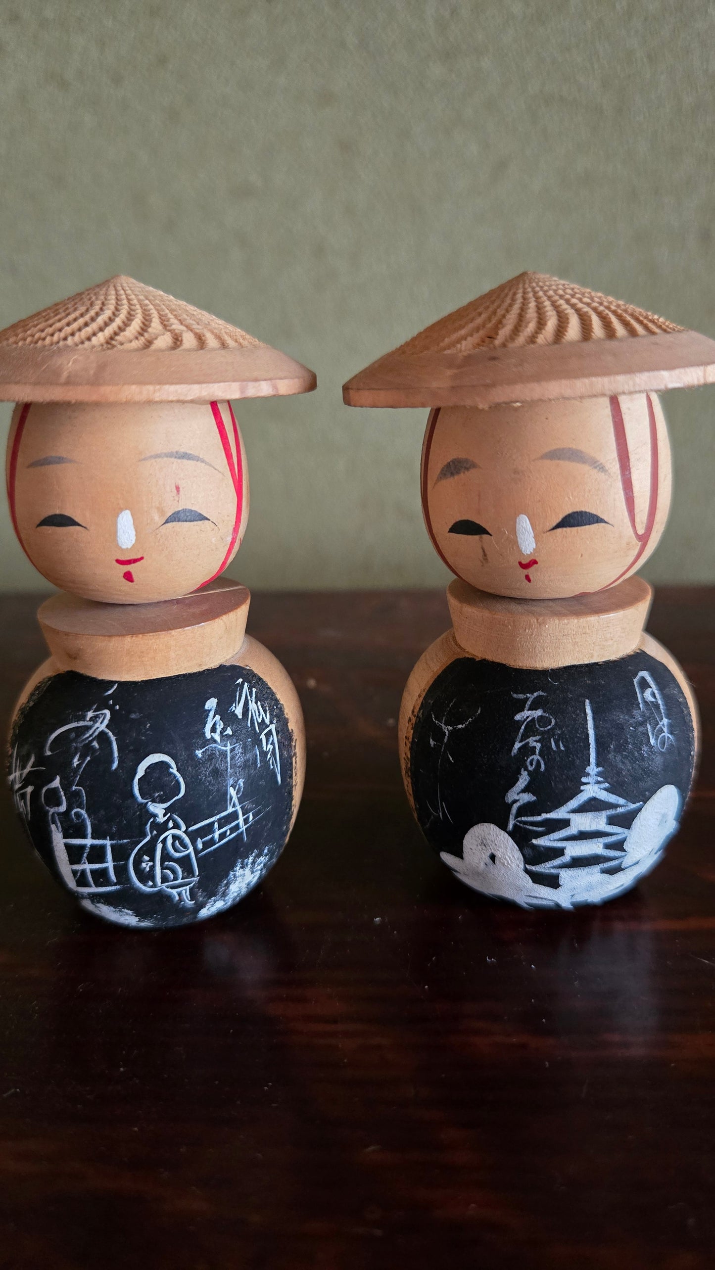 🎎 Paire de kokeshi sōsaku souvenir de Kyōto — Kiyomizudera et Tō-ji — chapeau de paille — Japon Shōwa