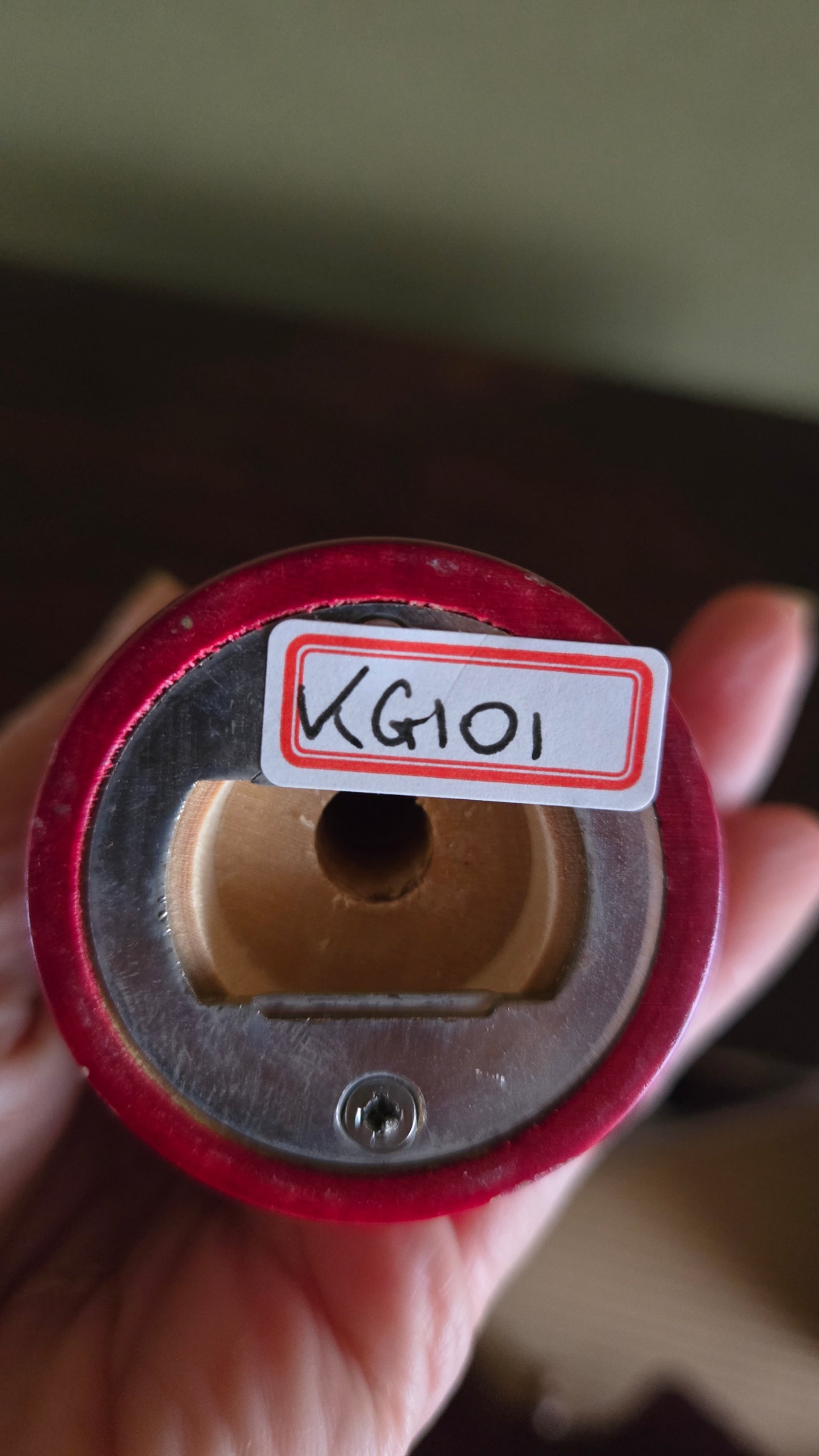 🎎 Kokeshi sōsaku décapsuleur — kimono fuchsia, motif floral — inscription calligraphiée au dos