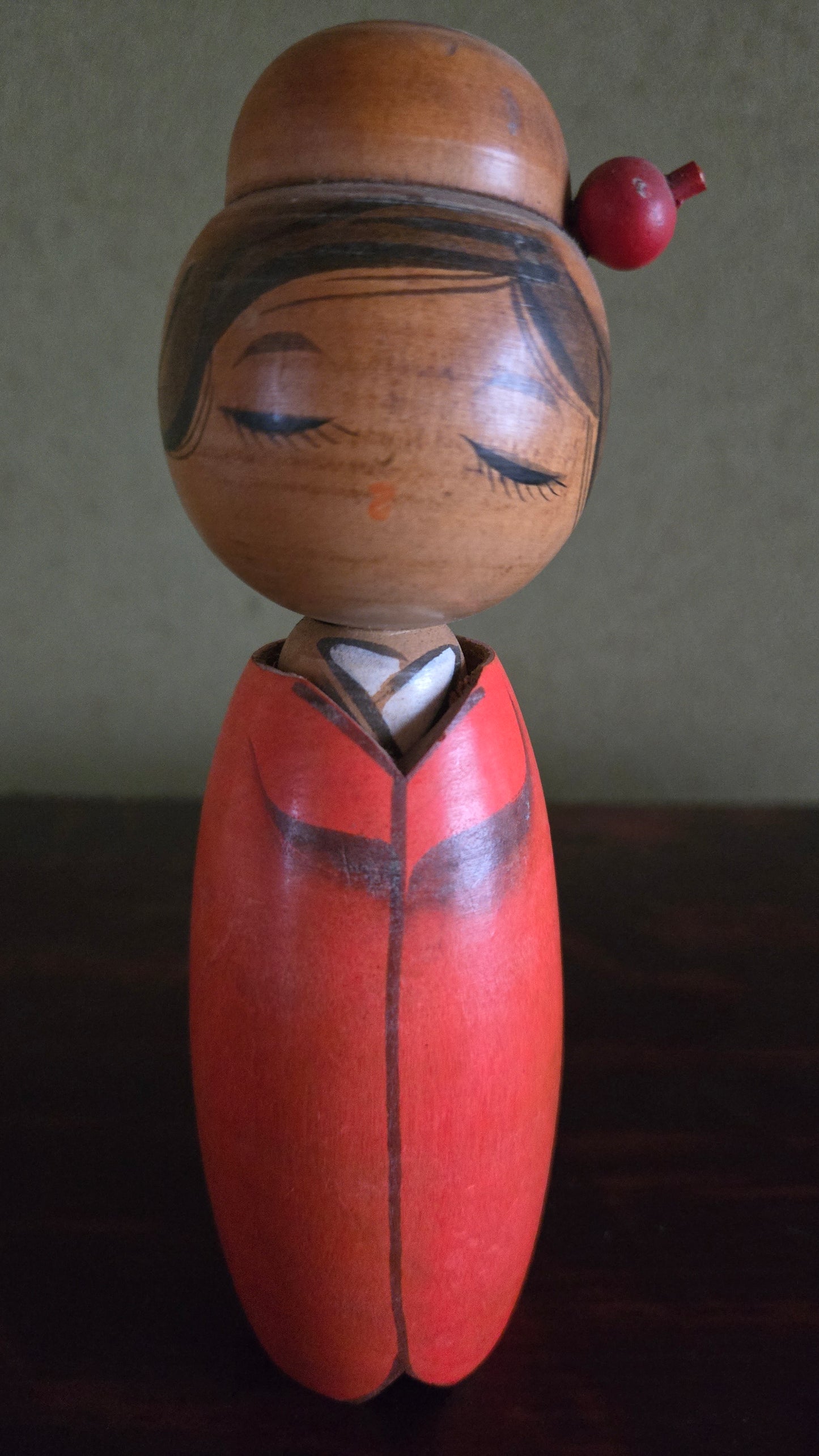 🎎 Kokeshi sōsaku — kimono rouge, kanzashi — artisanat japonais Shōwa
