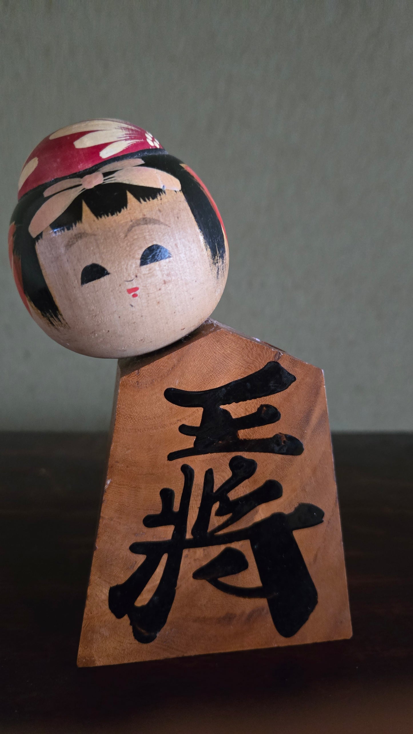 🎎 Figurine kokeshi sōsaku sur socle shōgi — kanji 寿 (kotobuki) — artisanat japonais Shōwa