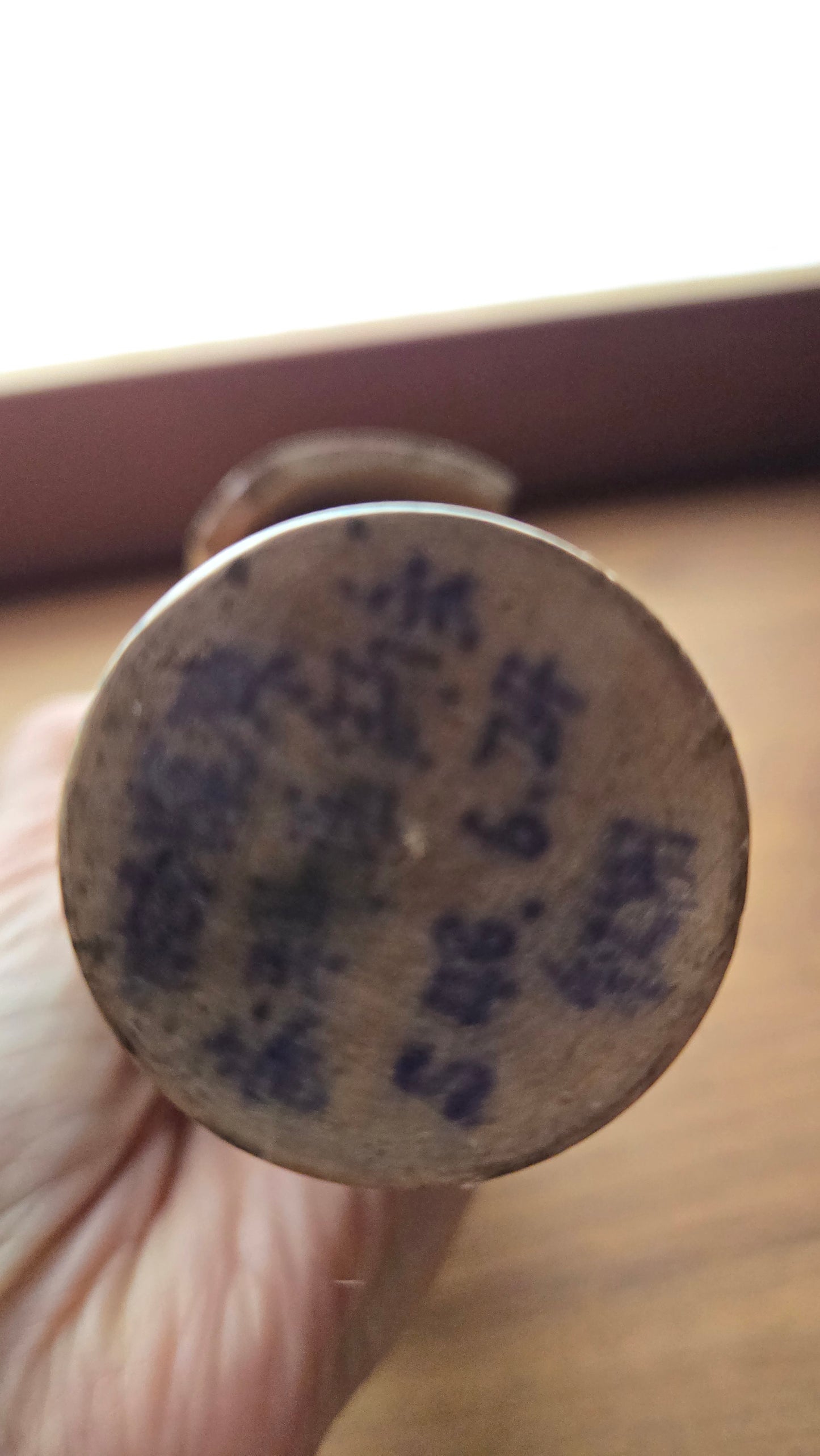Kokeshi sōsaku vintage — kimono à carreaux, bras sculptés 🎀
