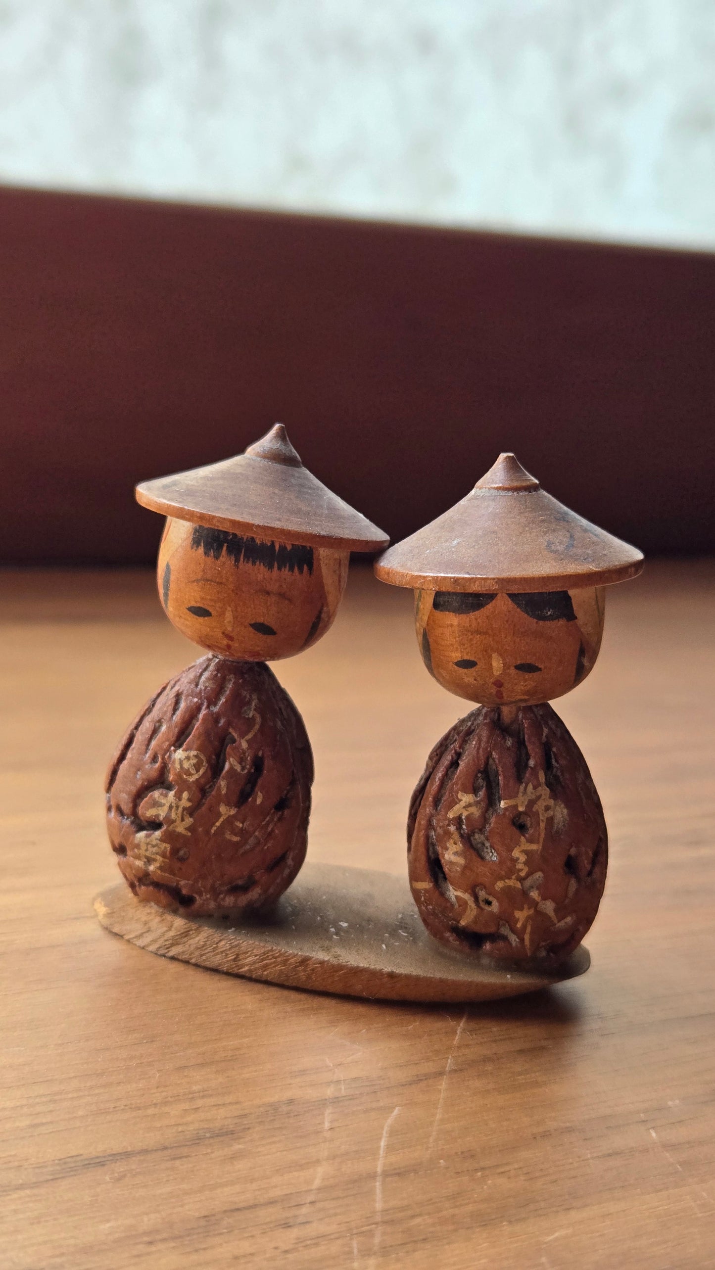 🌰 Couple de kokeshi miniatures en coquille de noix — Shōwa