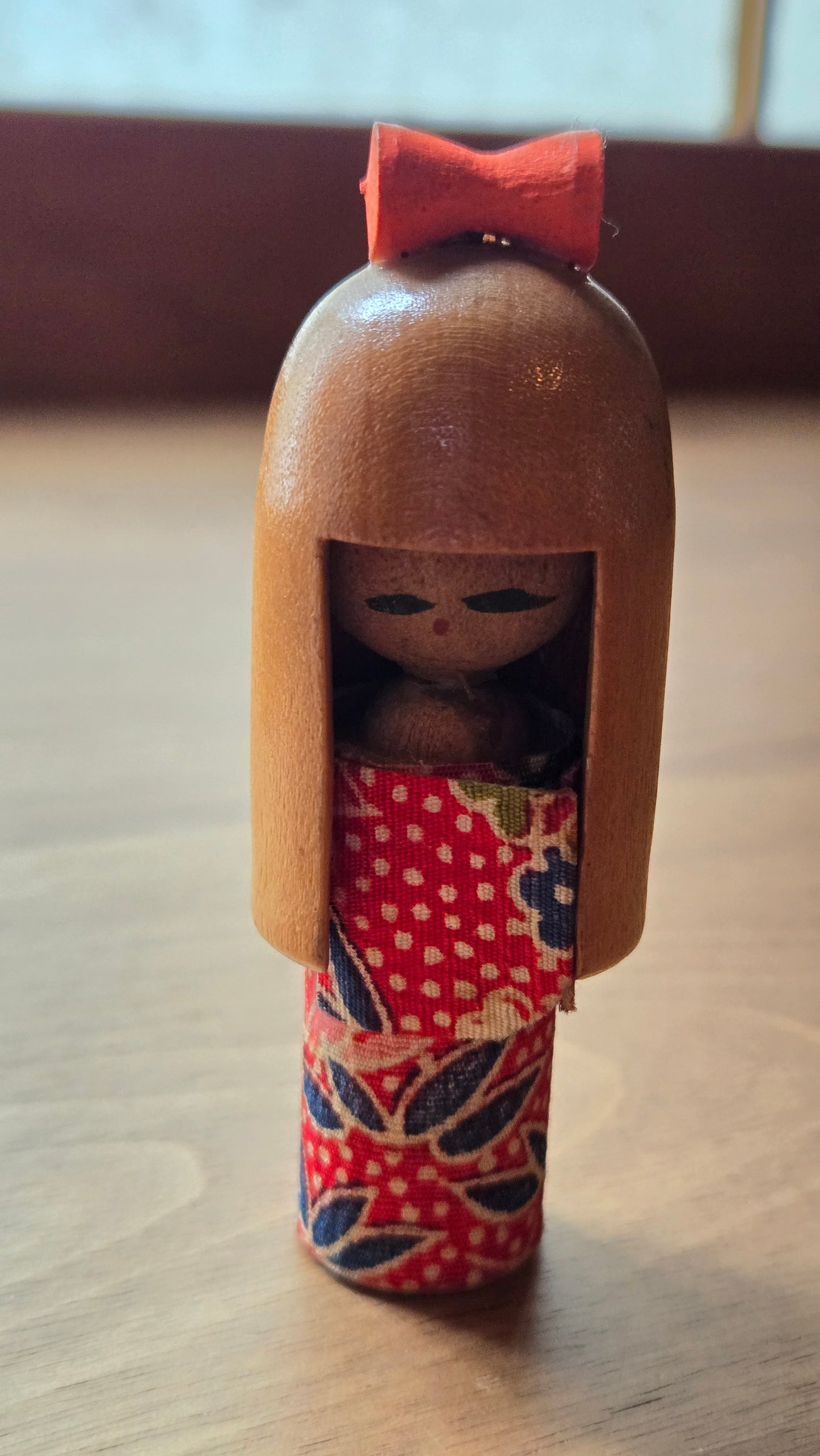 🎎🎀 Petite poupée japonaise en bois habillée tissu — nœud rouge