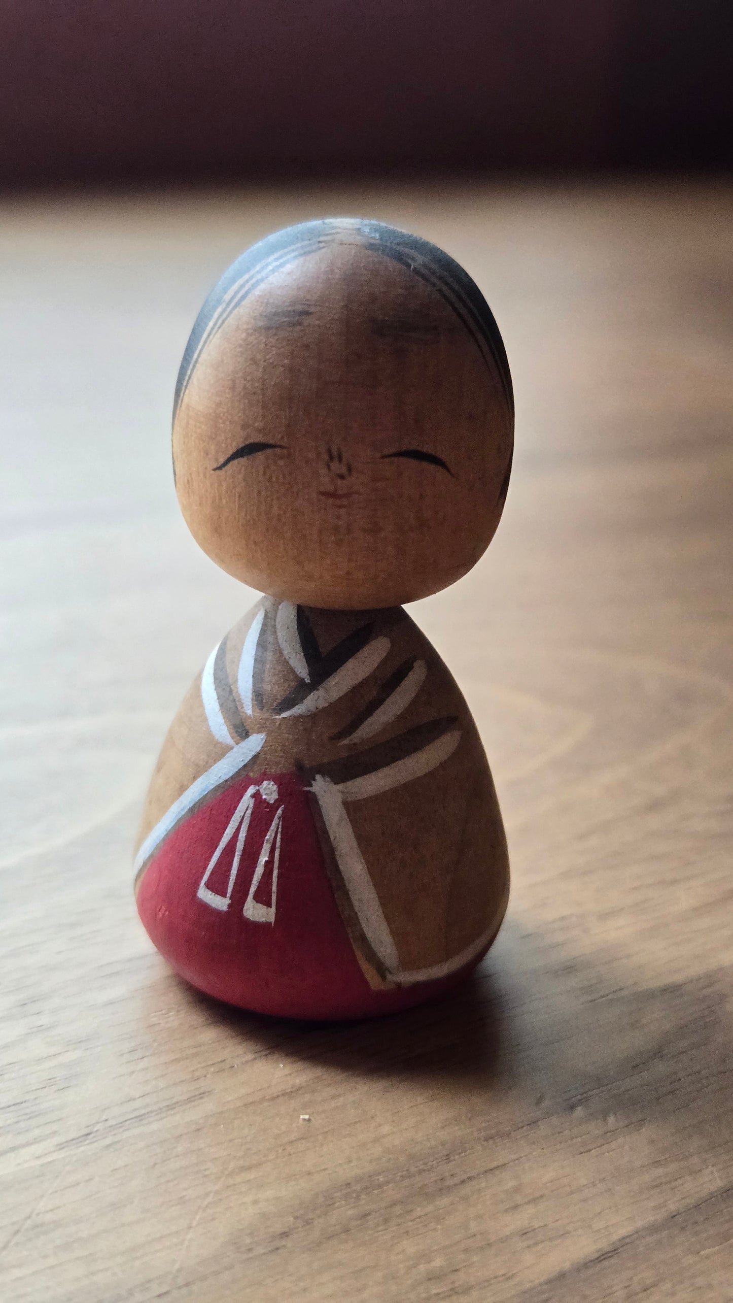 🪆👘 Kokeshi sōsaku miniature — personnage au kimono rayé brun et sac rouge
