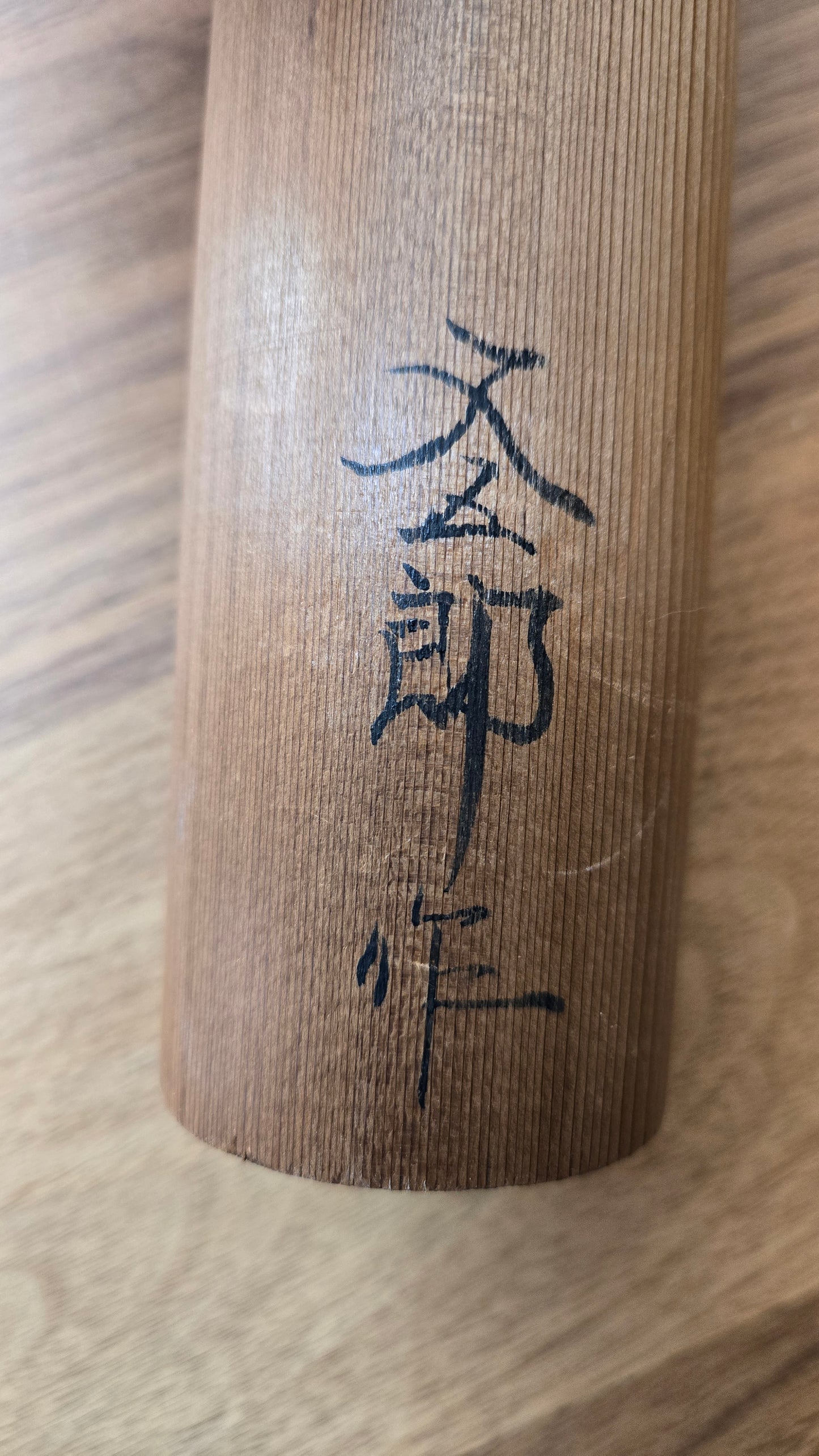 🪆🌸 Kokeshi sōsaku en bois de cèdre — motif mon, trois points rouges