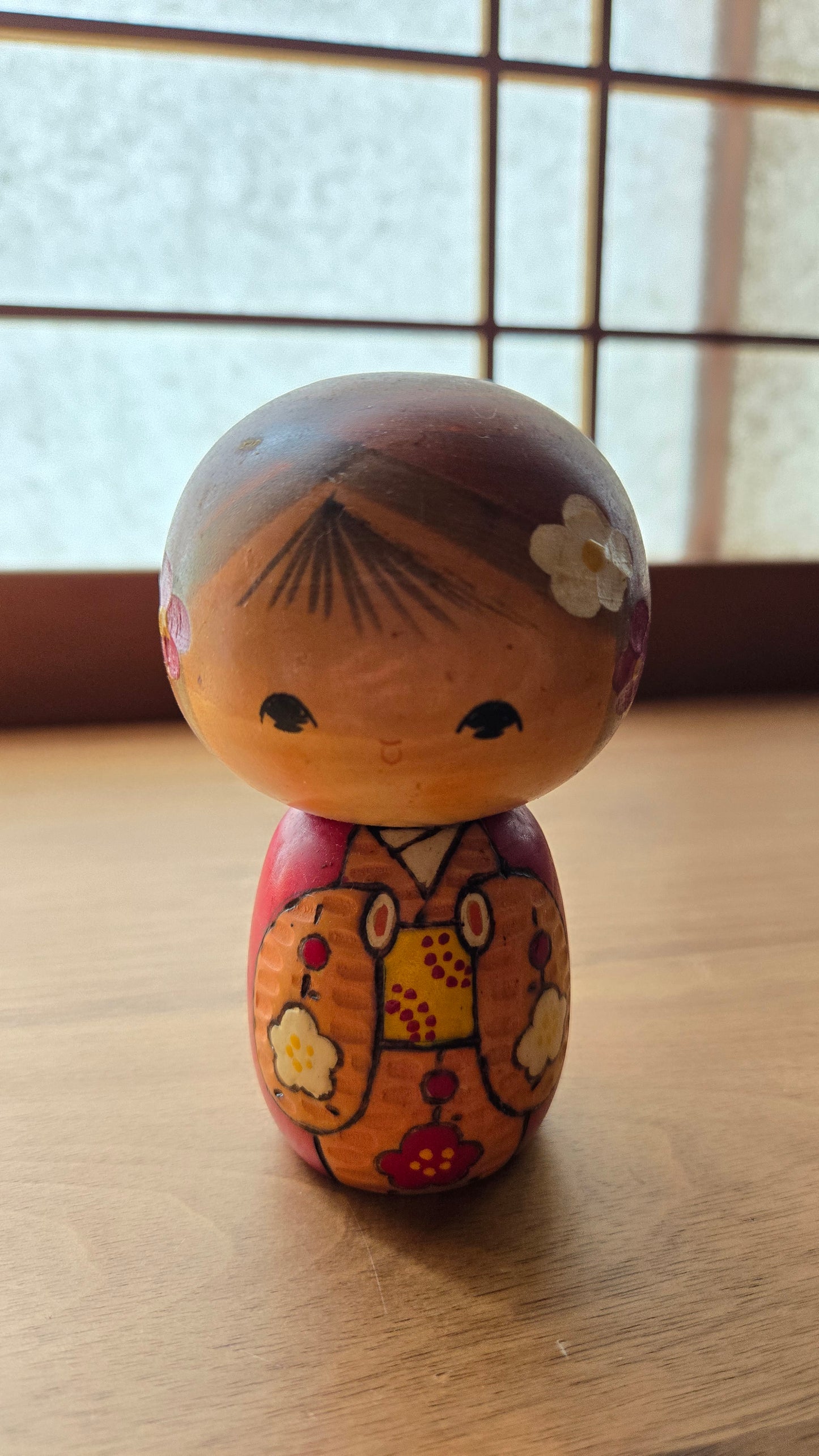 🌸 Kokeshi traditionnelle peinte à la main — motifs floraux, kimono orange et prunier