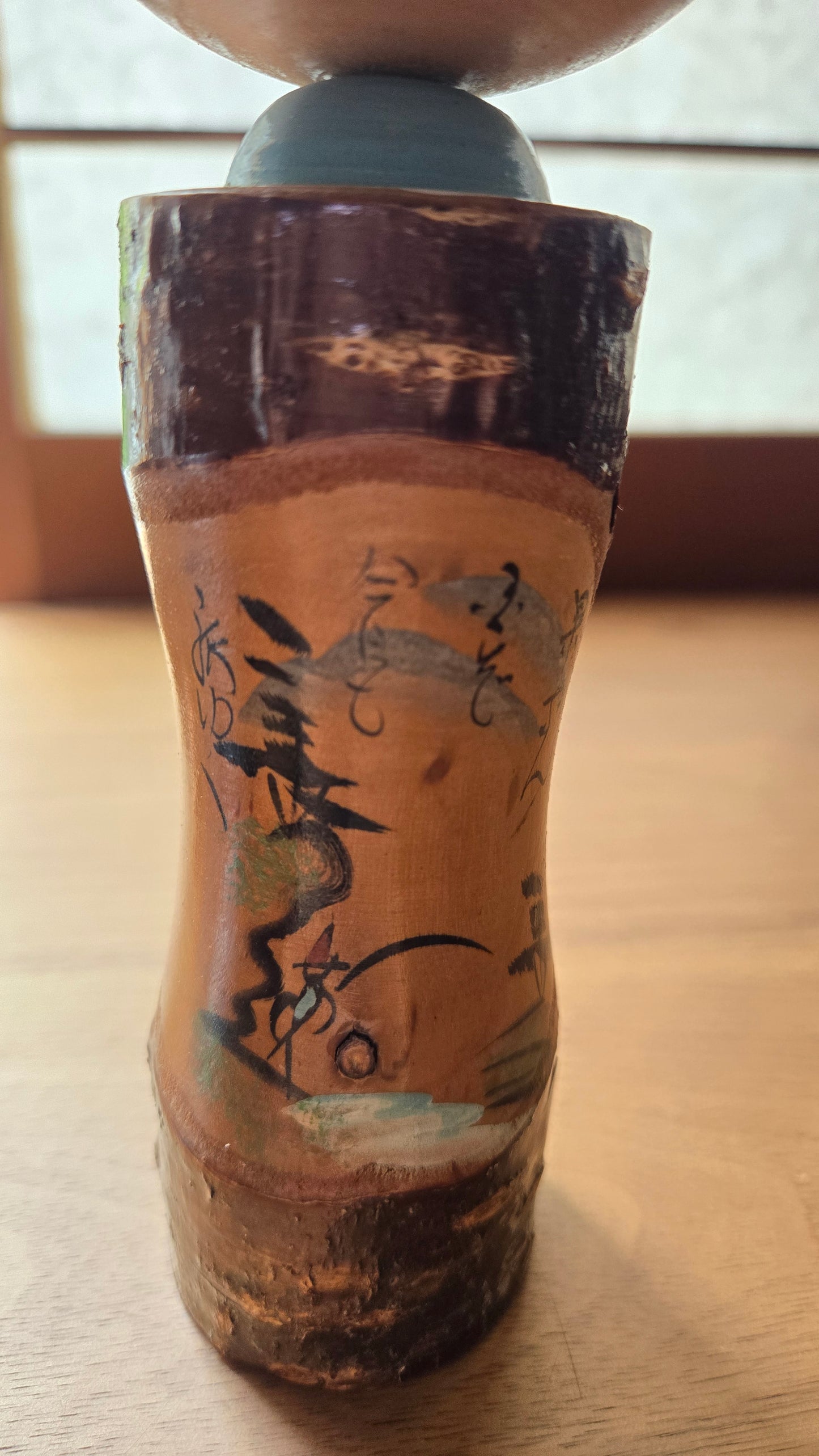 🏔️ Kokeshi sōsaku sur branche naturelle — paysage Fuji et calligraphie peints, col céladon — 20 cm
