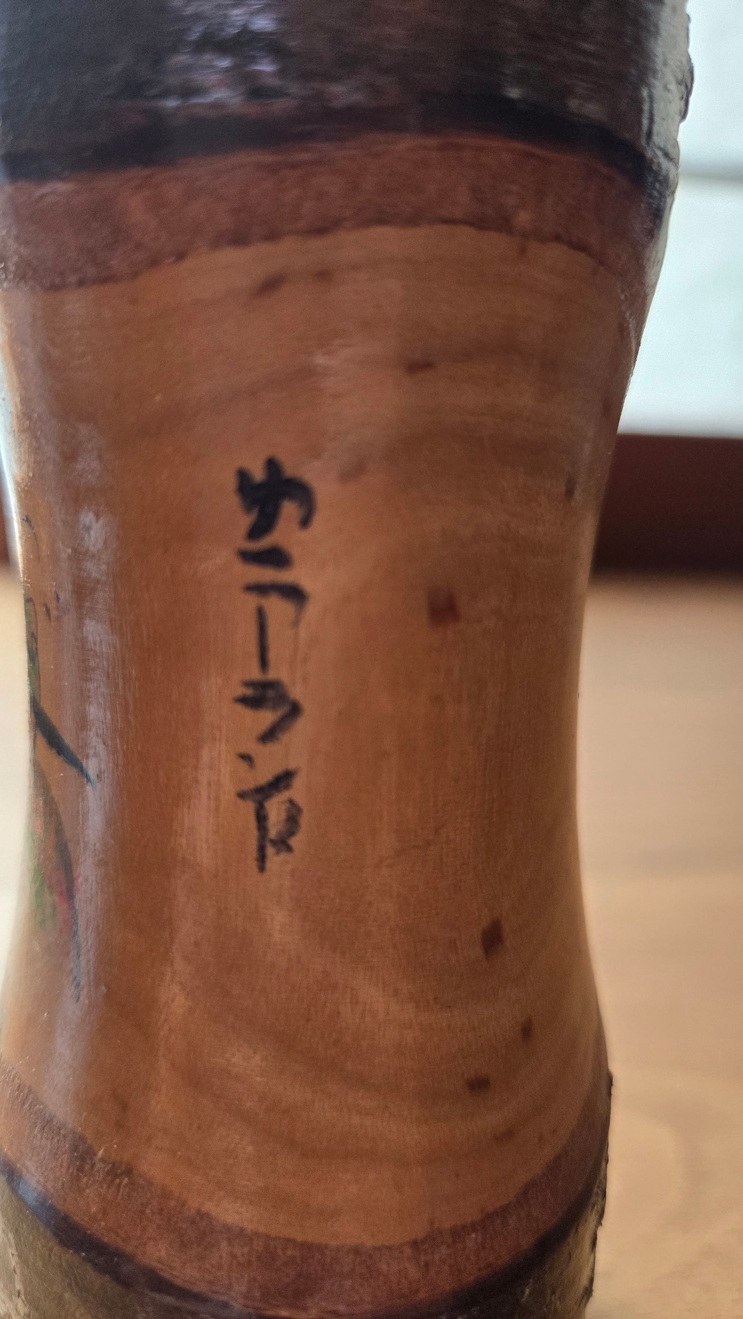🏔️ Kokeshi sōsaku sur branche naturelle — paysage et poème calligraphié, col rosé — 20 cm