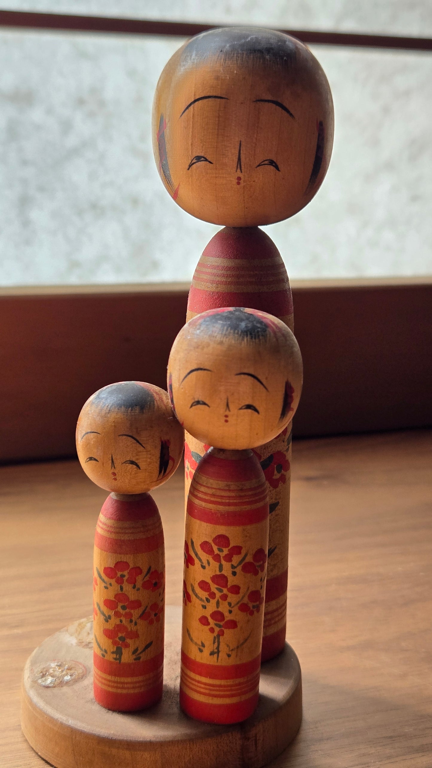 Trio de kokeshi Naruko vintage sur socle — Set gradué 3/5, fleurs rouges