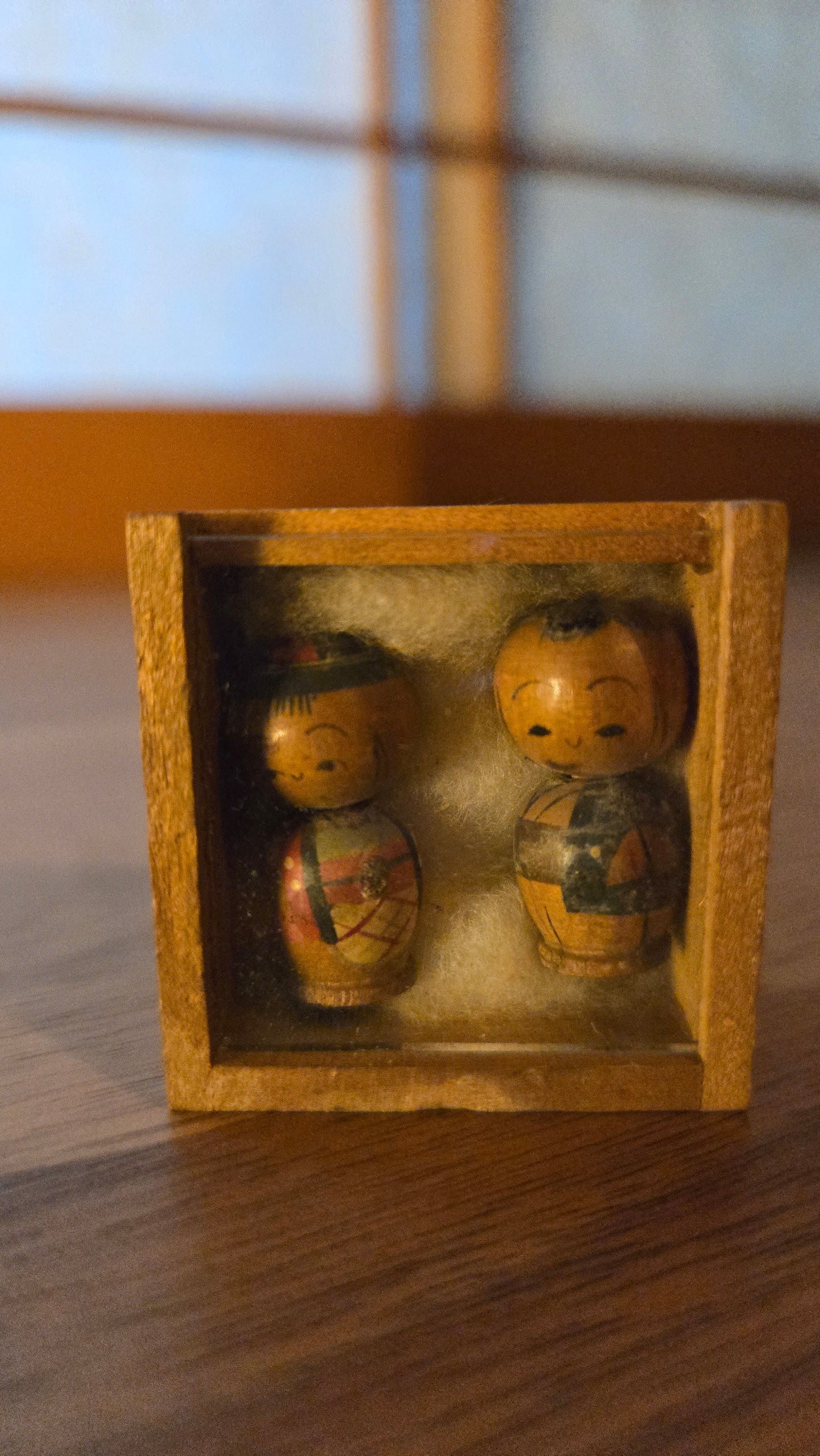 🎎 Paire de micro-kokeshis dans leur boîte en bois