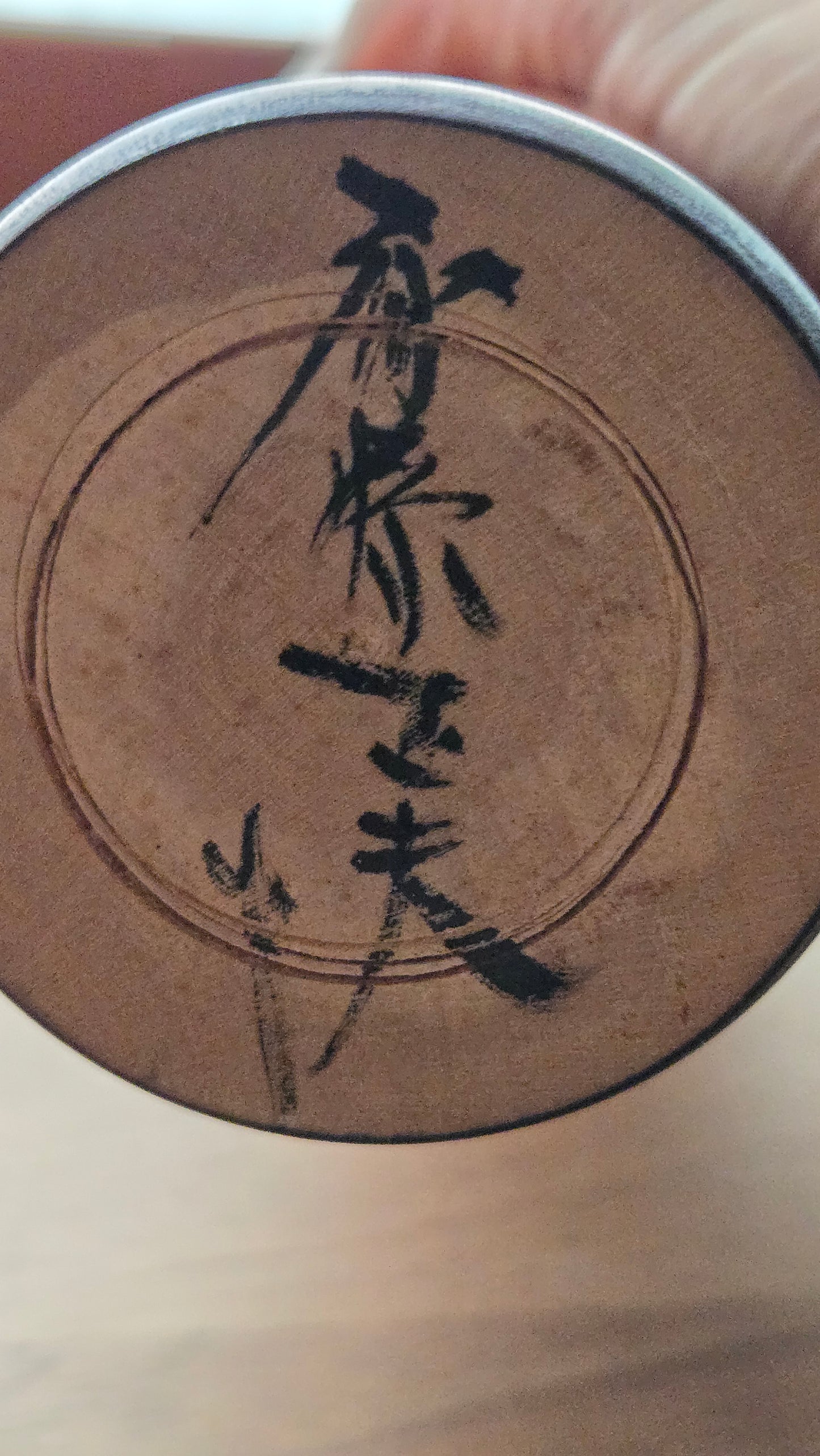 🎎 Kokeshi japonaise vintage style Tōgatta — coiffe bandeau fleurie, motifs floraux roses et noirs, 30 cm