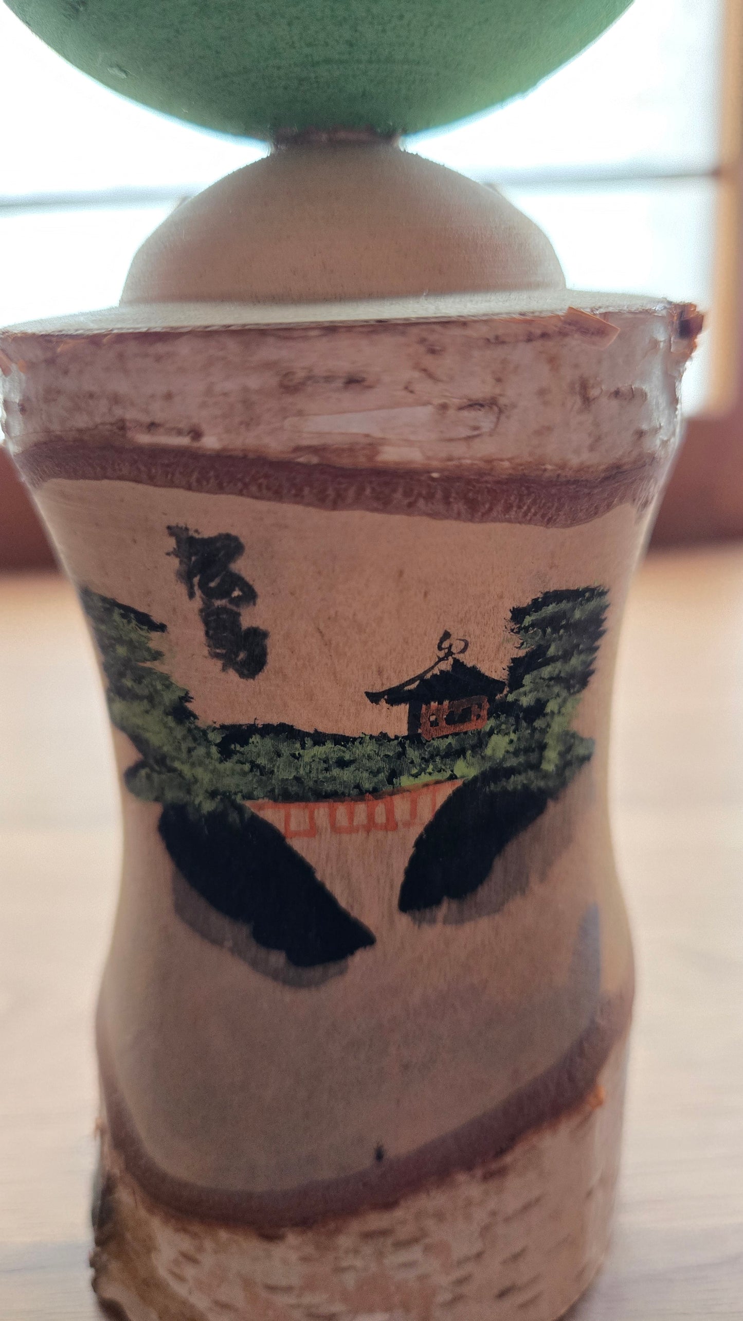 Kokeshi souvenir de Yashima 🌲⛩️ — visage vert, scène de temple peinte, 20 cm